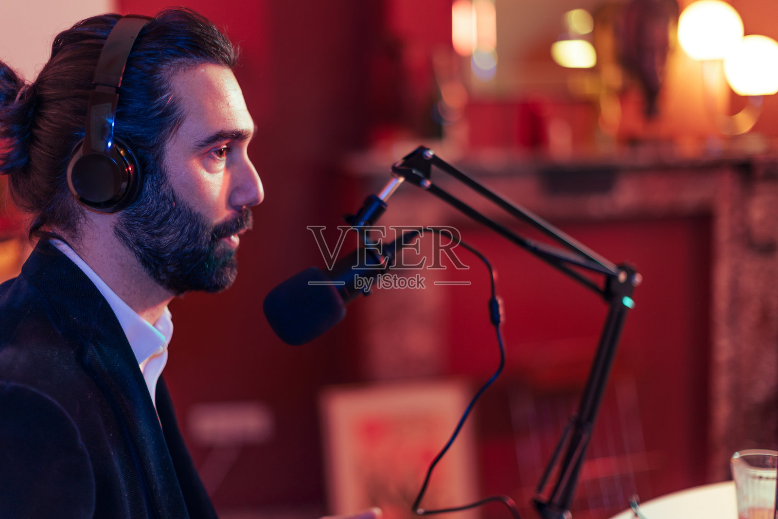 现代演播室中广播节目的电台主持人照片摄影图片