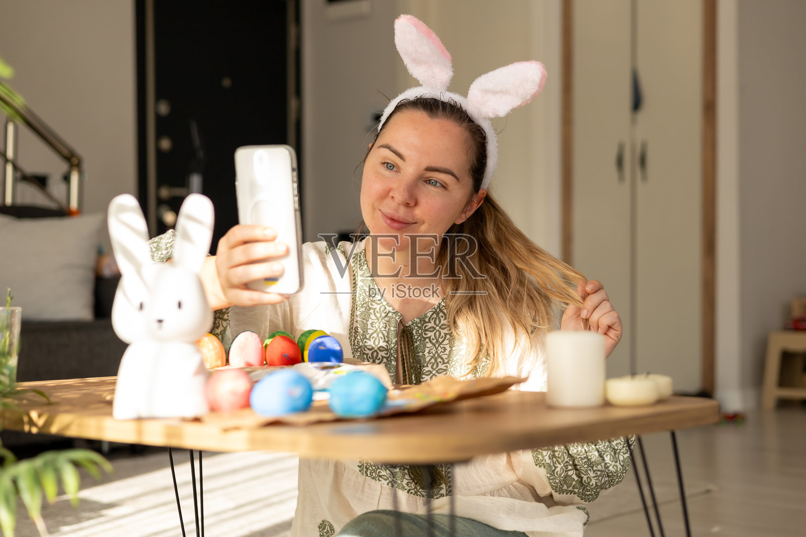 在春天的家中庆祝复活节，装饰着五彩斑斓的彩蛋和欢乐的装饰品照片摄影图片