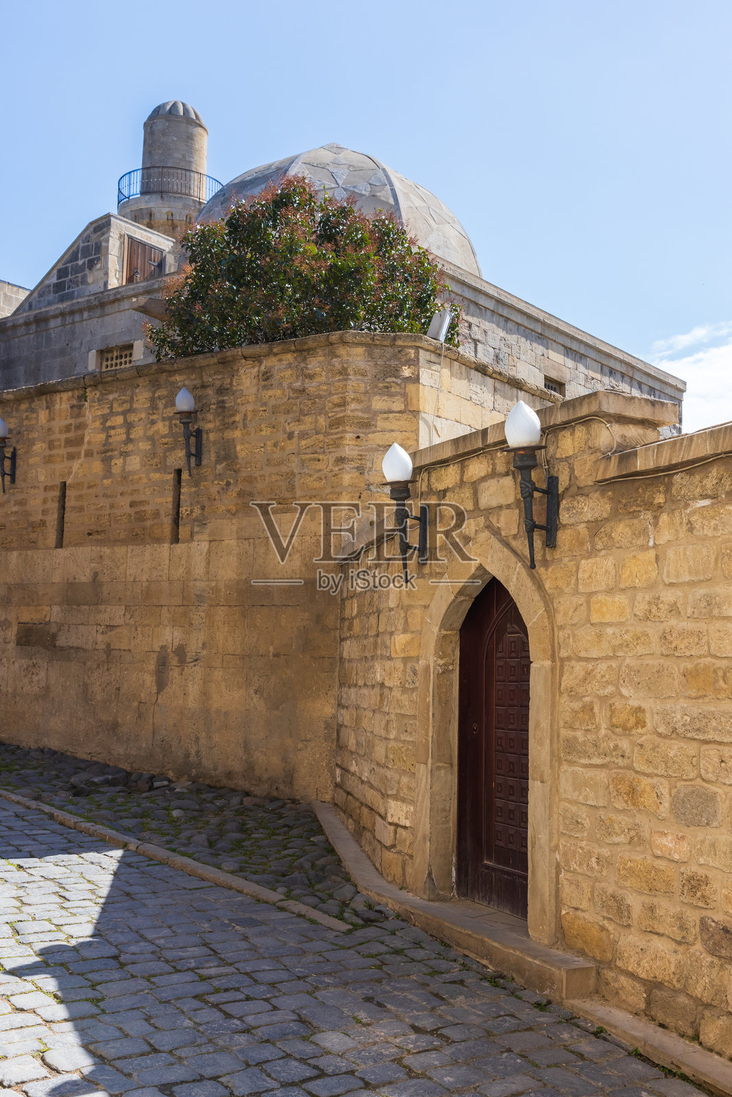 巴库老城区街景，背景是希尔万沙宫殿照片摄影图片