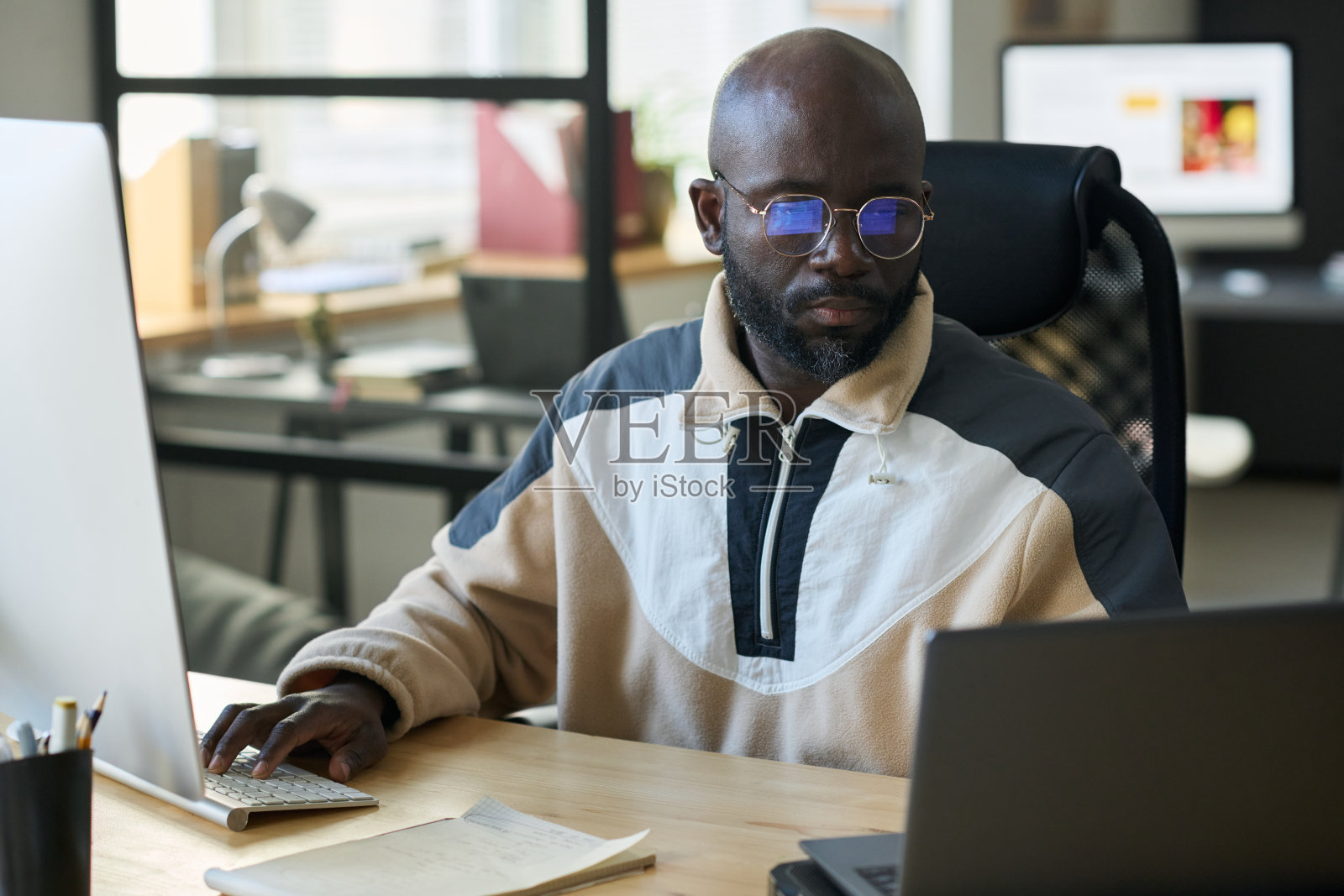 年轻忙碌的程序员在工作照片摄影图片