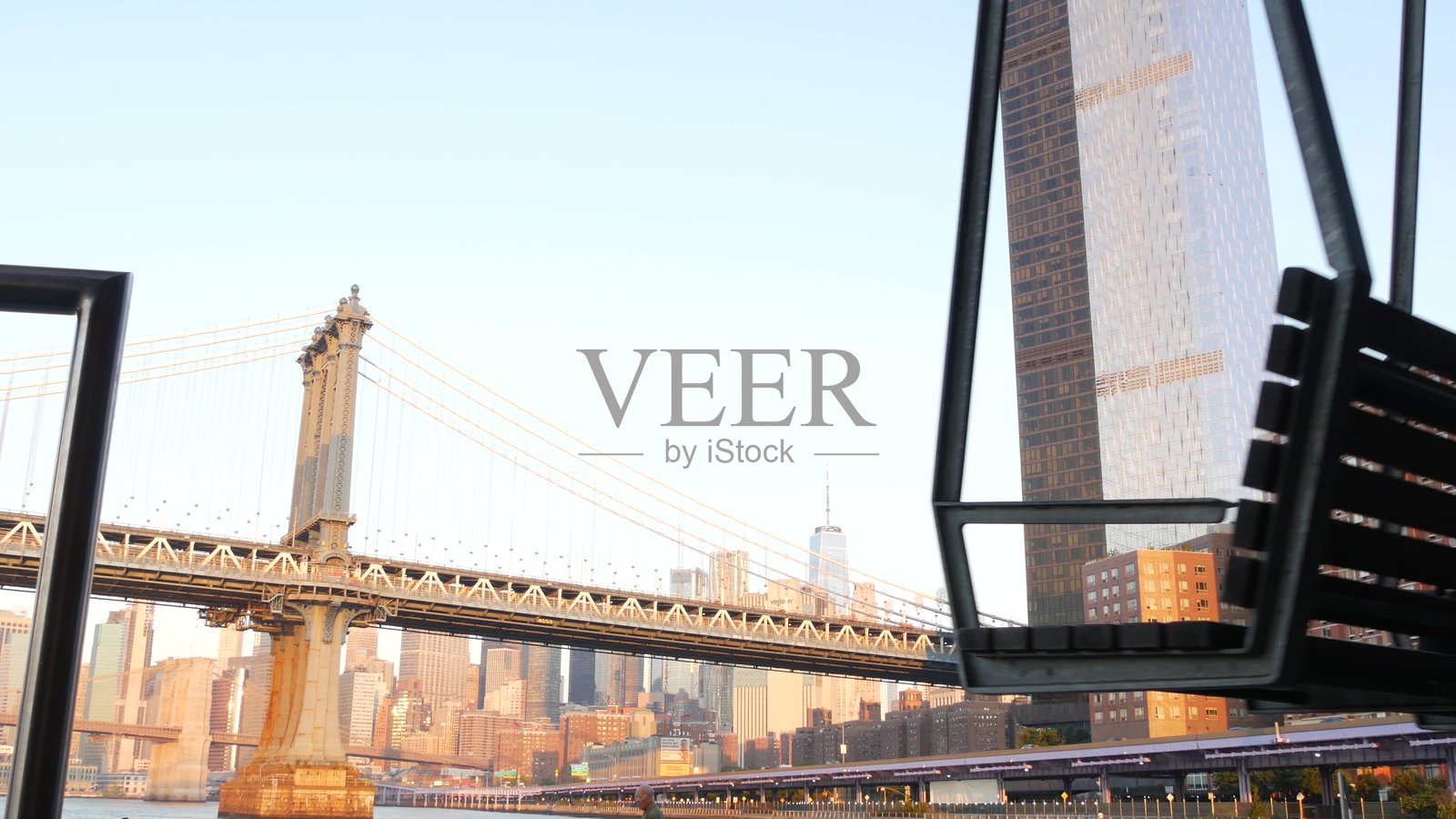 纽约市曼哈顿大桥通往布鲁克林。35号码头的秋千,市中心的海滨天际线城市景观照片摄影图片