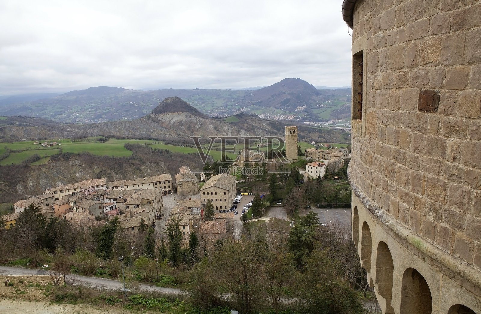 圣利奥大教堂、教区教堂和从堡垒俯瞰的塔楼，位于意大利圣利奥市照片摄影图片