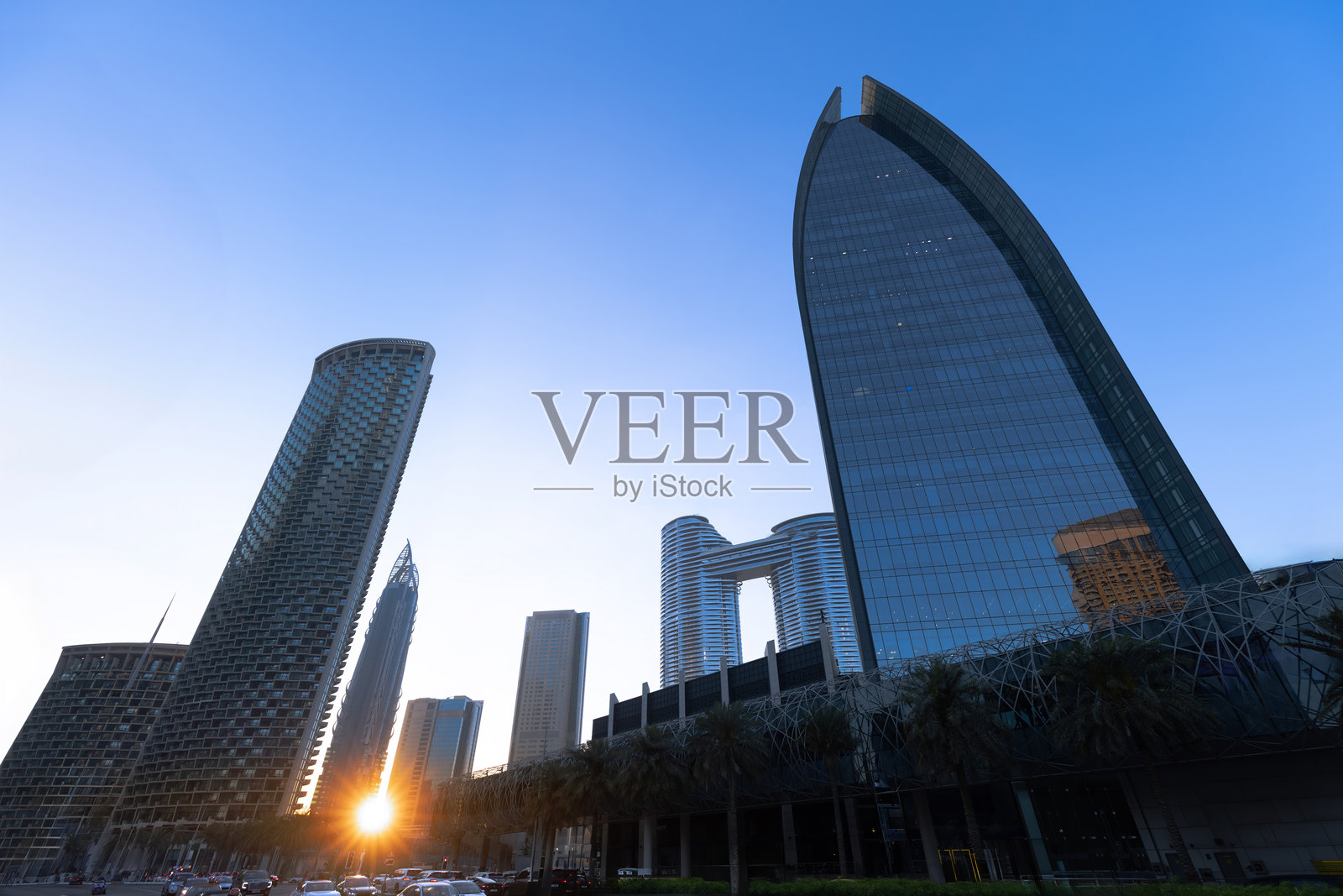 阿联酋，迪拜市中心金融天际线及迪拜购物中心附近的商业购物中心照片摄影图片