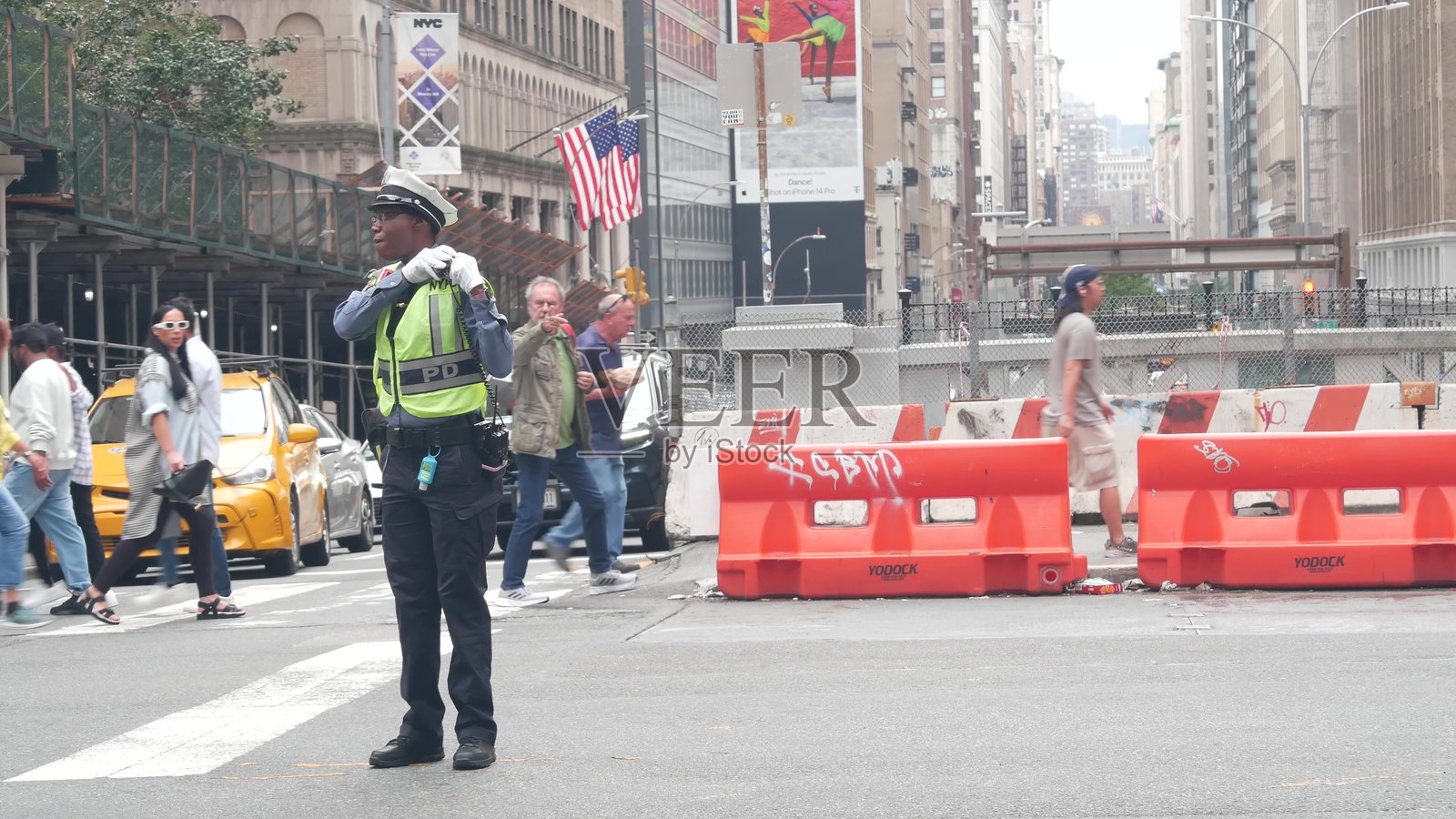 纽约市,曼哈顿中城34街,麦迪逊大道。人群。交通警察守卫,指挥员。照片摄影图片