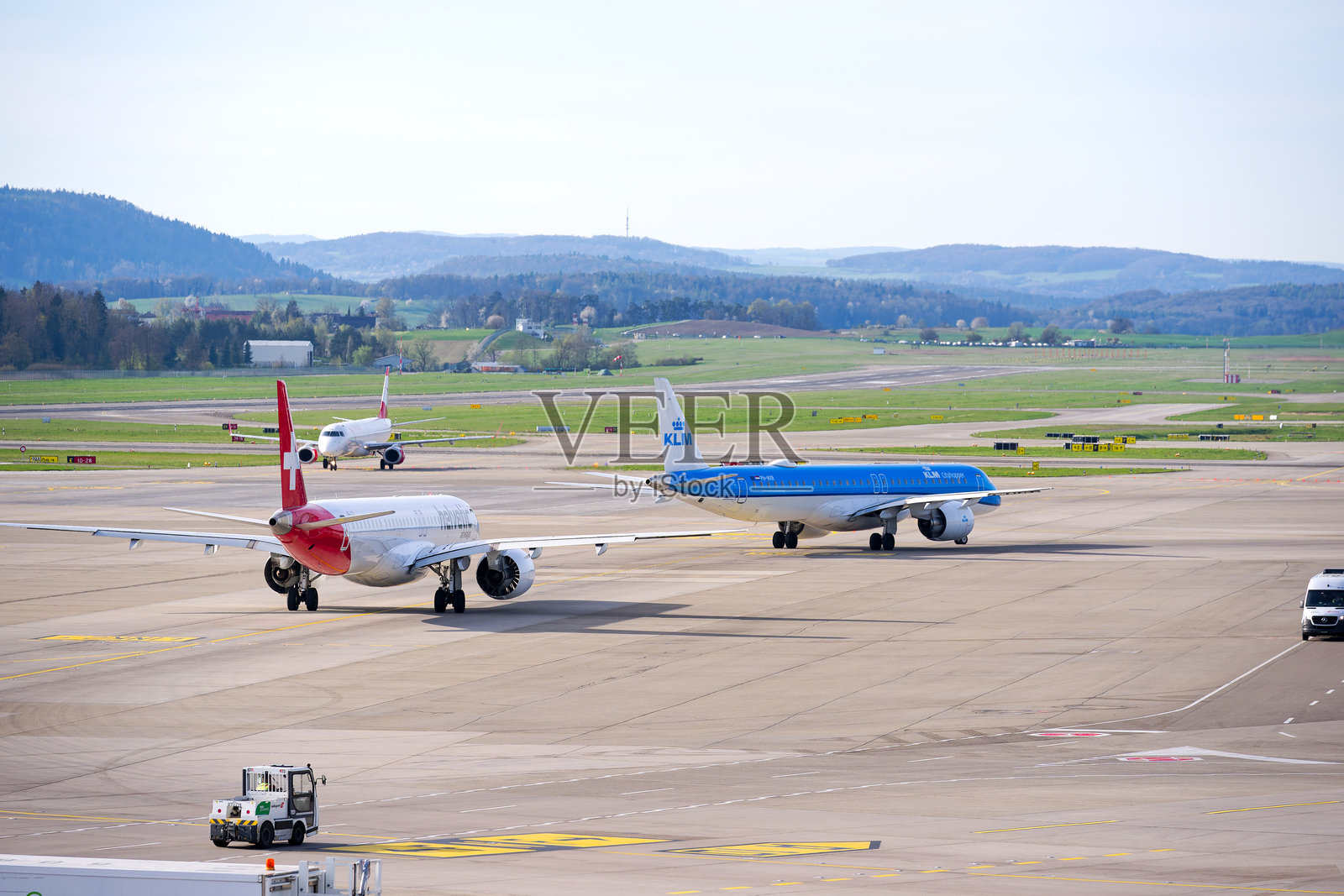 KLM客运飞机Embraer E195-E2，注册号PH-NXR，在阳光明媚的春日下午离开瑞士苏黎世克洛滕机场。照片摄影图片