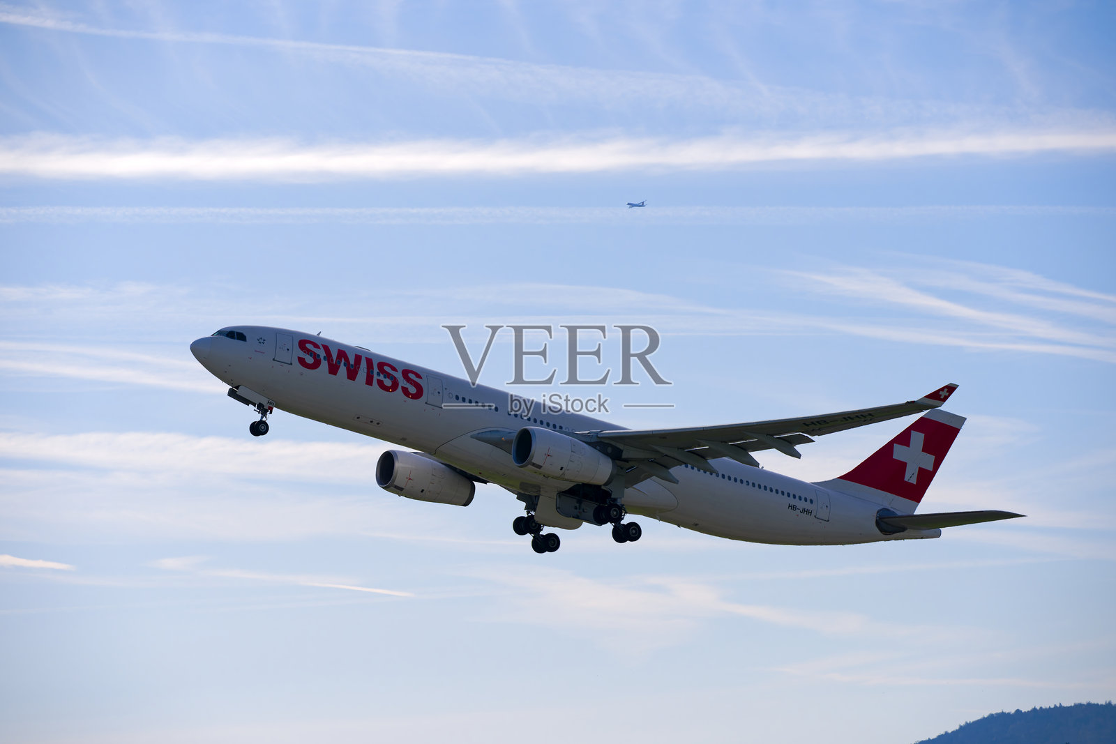 瑞士航空的空客A330-343（注册号HB-JHH）在阳光明媚的春日下午从苏黎世克洛滕机场起飞的美丽景色。照片摄影图片