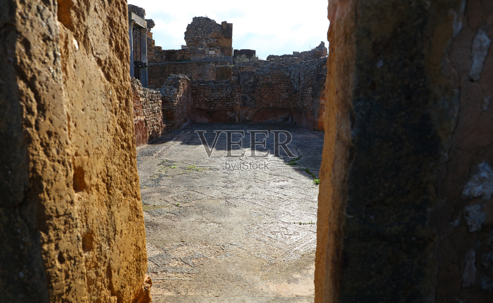 夏季浴场，图布尔博马尤斯考古遗址照片摄影图片