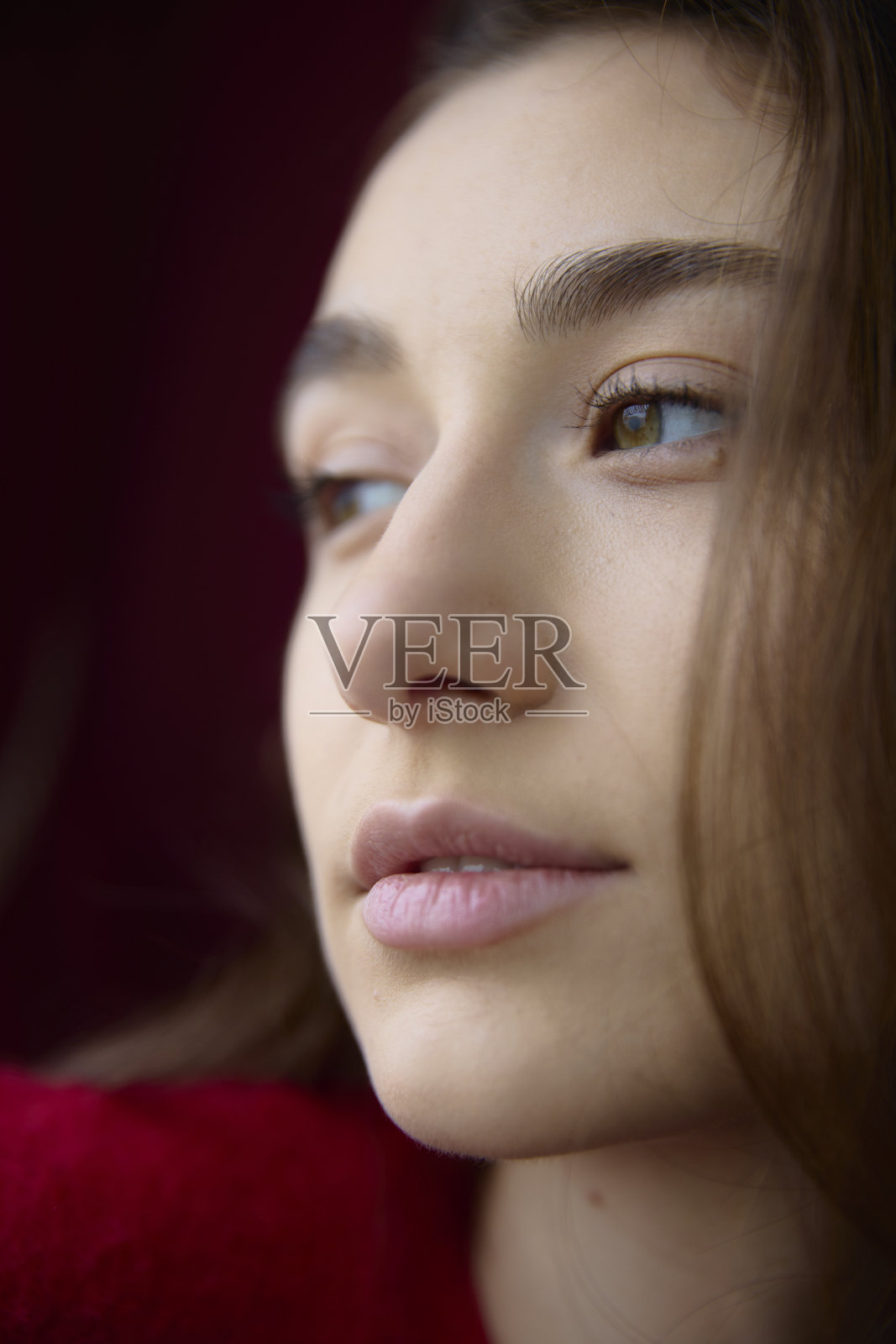 一系列年轻女士穿着红色连衣裙在窗边喝热饮的肖像照片摄影图片