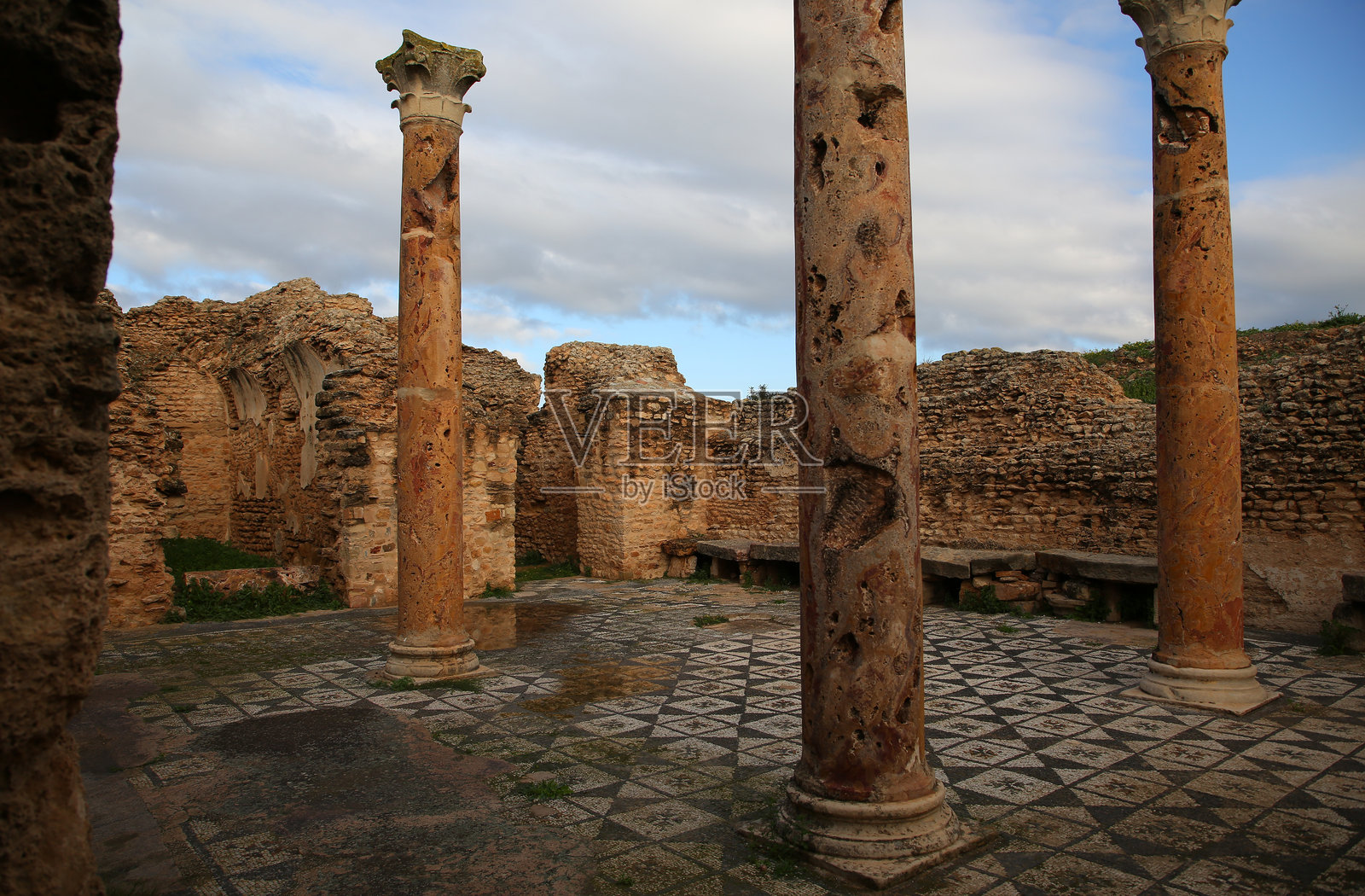 冬季浴场，突布尔布大古遗址，突尼斯。照片摄影图片