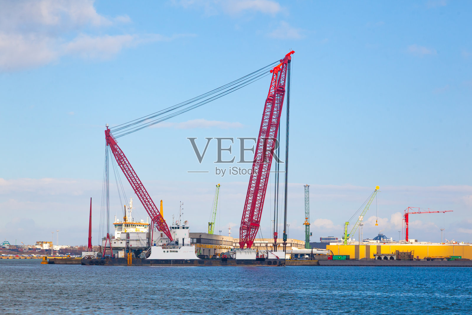 一个巨大的浮动起重机在海港。照片摄影图片