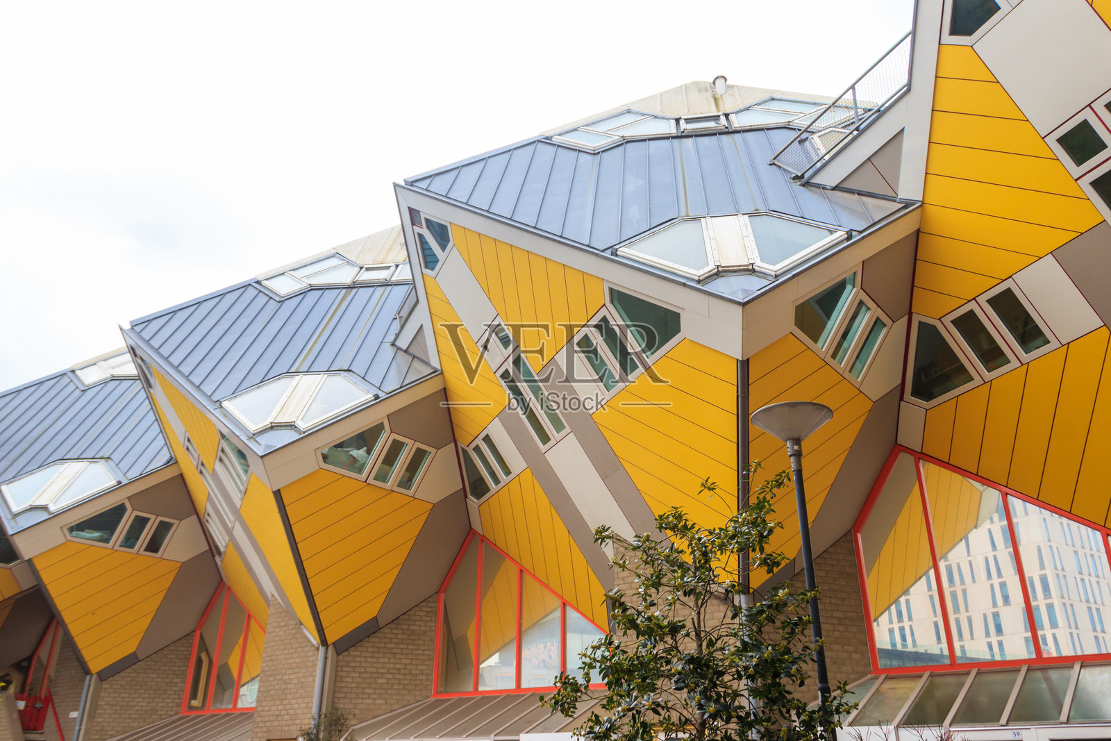 黄色立方体房屋或荷兰语中的Kubuswoningen是由建筑师皮特·布洛姆在荷兰鹿特丹设计的一组创新房屋。照片摄影图片