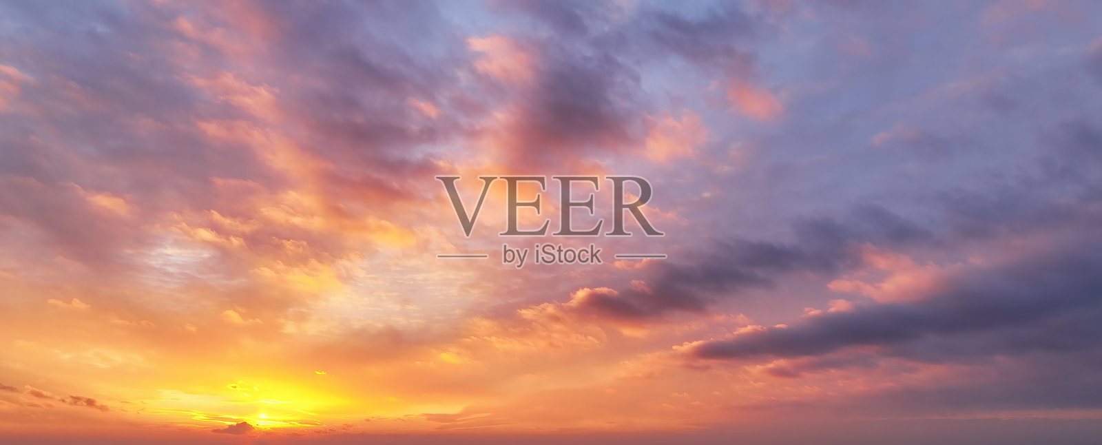 美丽的夏季日落与戏剧性的天空照片摄影图片