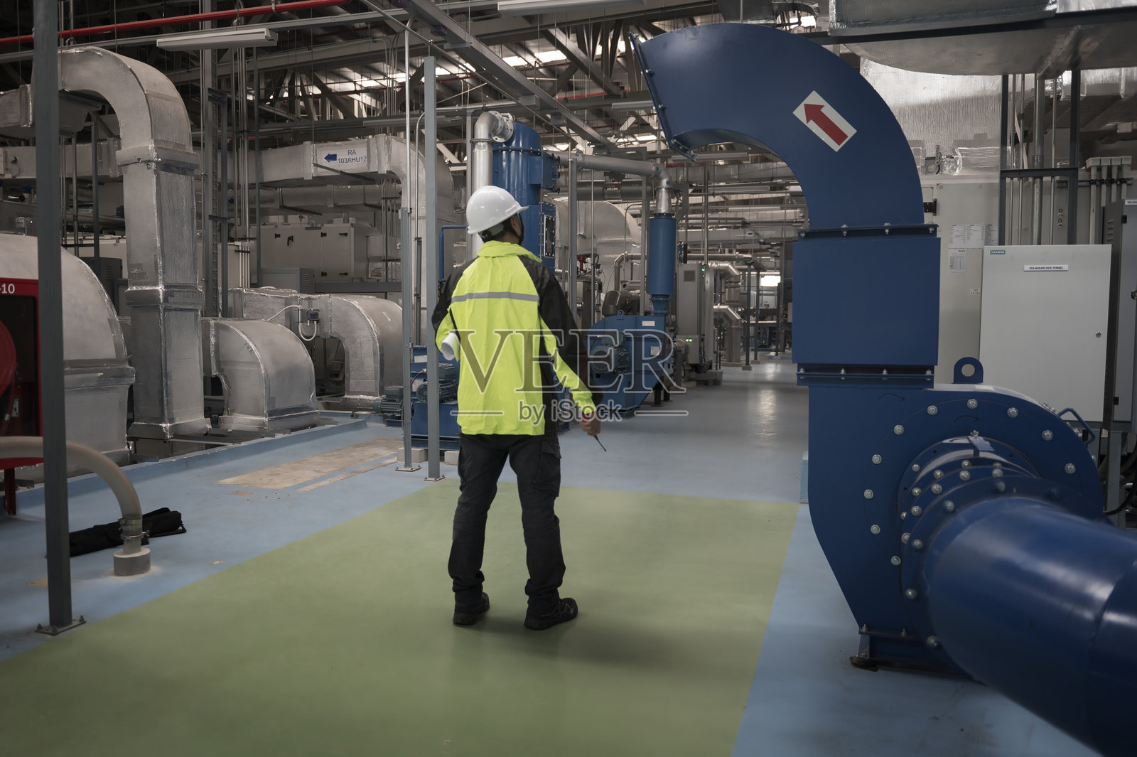 亚洲工程师在现代工业设施中进行管道系统检查照片摄影图片