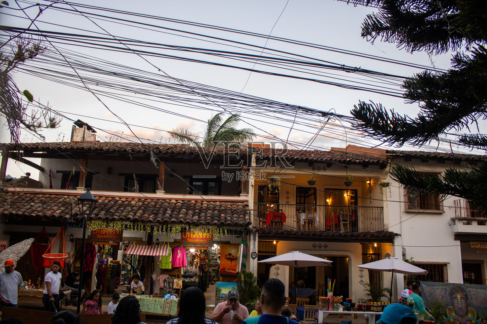 充满人们在出售洪都拉斯文化手工艺品的殖民街道，位于洪都拉斯安赫尔斯谷中央广场旁的主要街道照片摄影图片