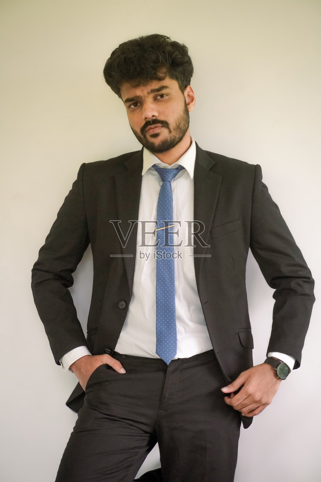 自信的年轻商人，专业西装，领带/时尚外套，企业工作服，时尚，雄心勃勃的专业人士代表成功照片摄影图片