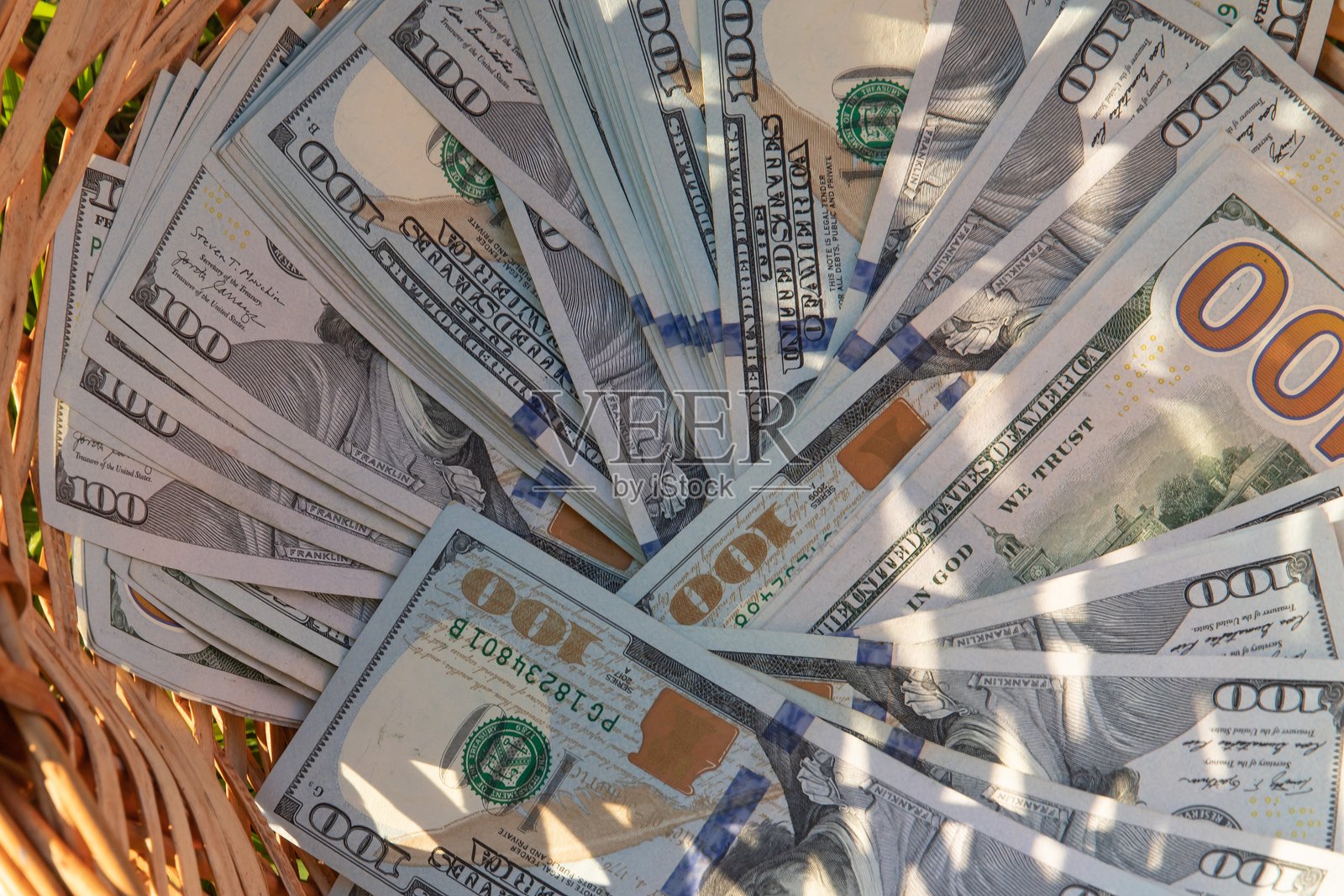 绿色草地上的美元钞票篮子，财务成功与投资概念照片摄影图片