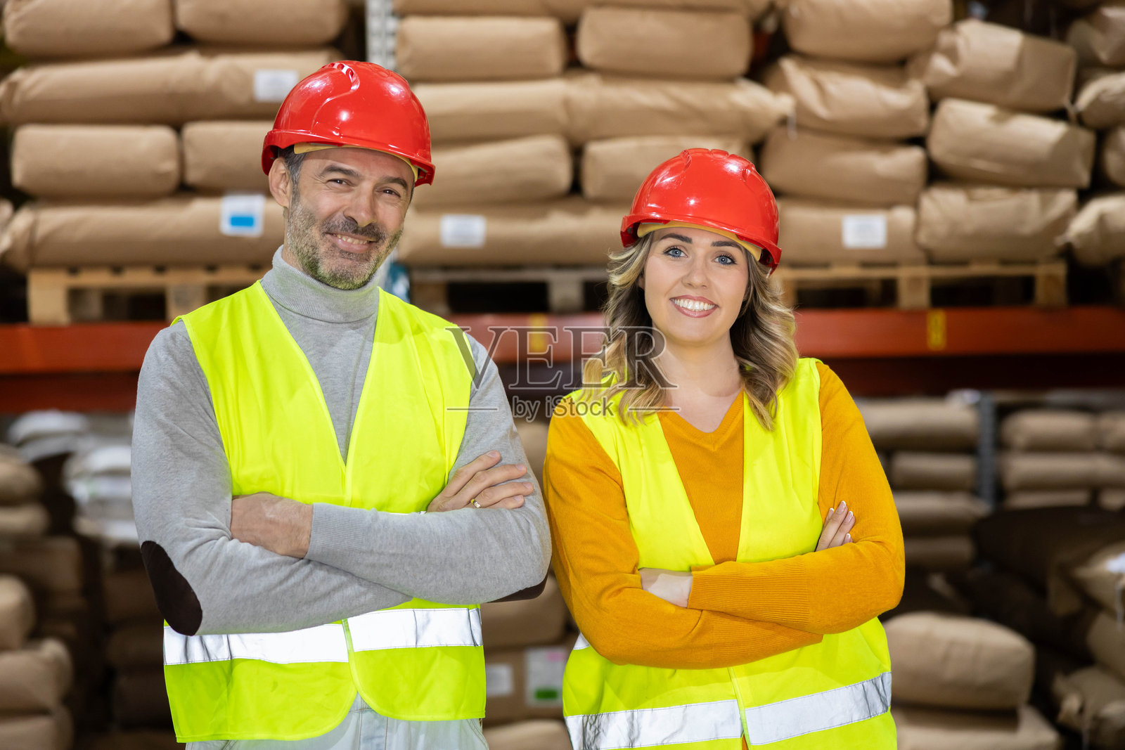 穿着安全装备的仓库工人微笑照片摄影图片