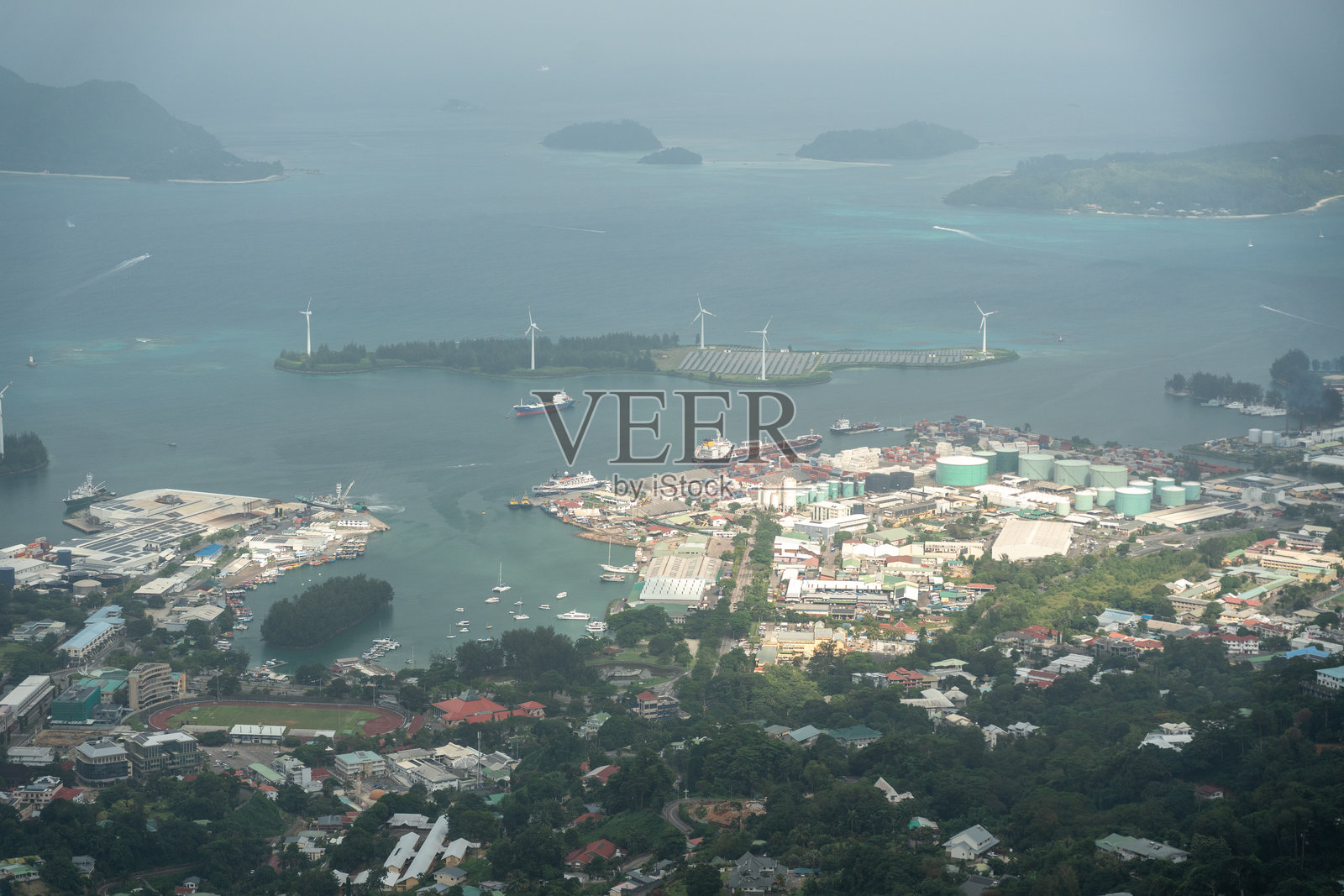 维多利亚，塞舌尔的工业港口和能源区，配备风力涡轮机和太阳能电池板照片摄影图片