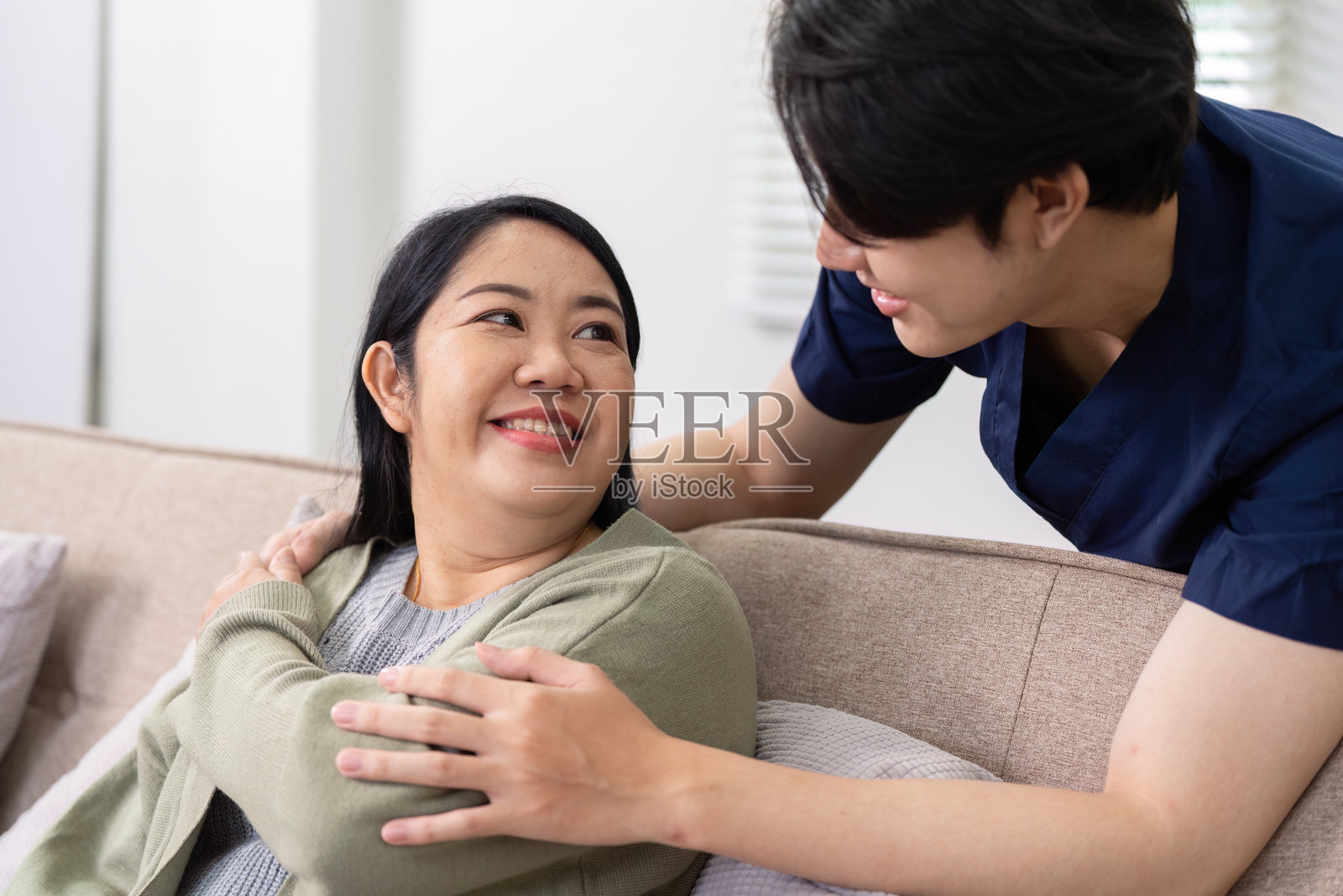 护士在与患者进行温暖的交谈时，提供真诚的支持。照片摄影图片