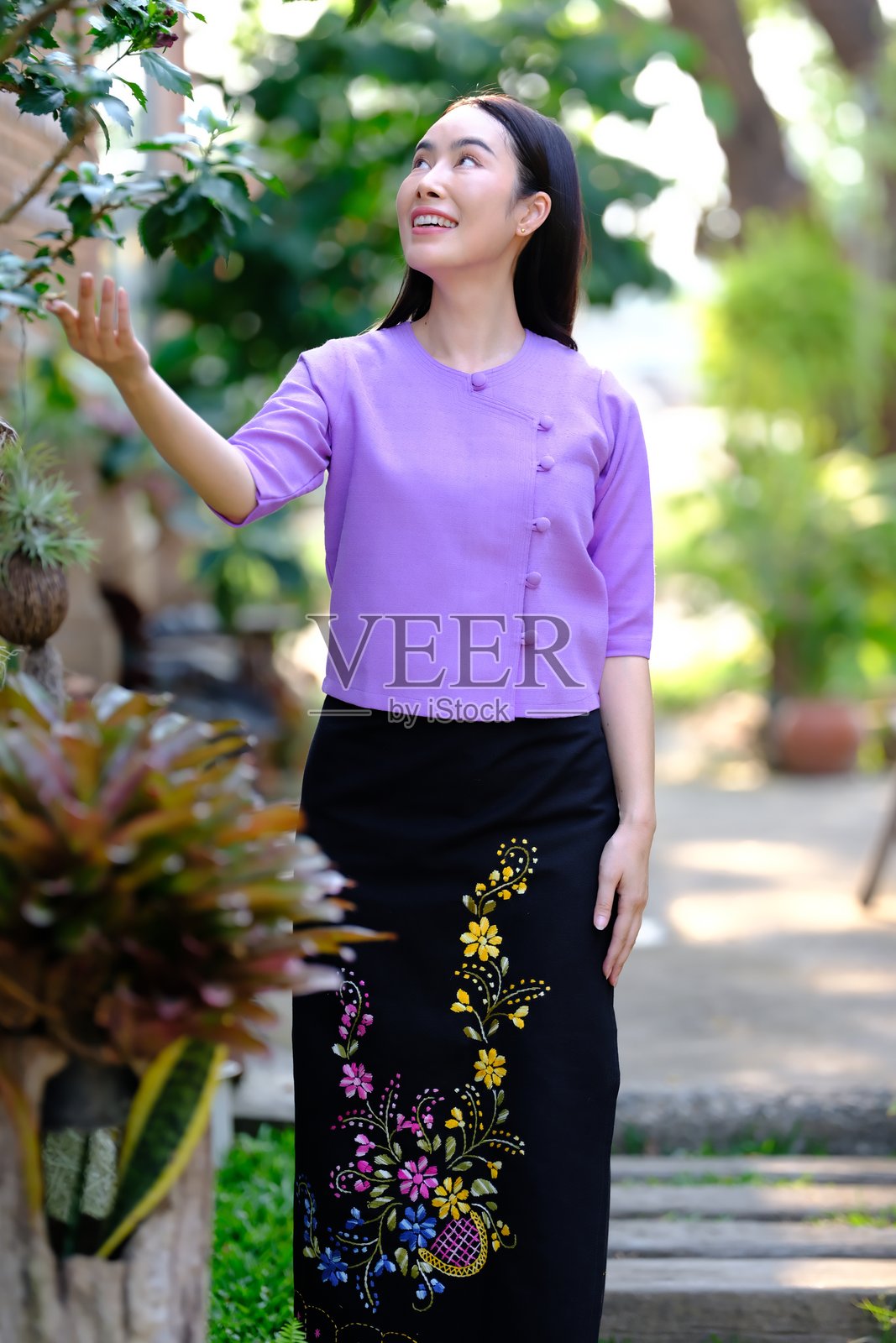 穿着传统泰国服饰的美丽亚洲女性旅行者。美丽的兰纳风格传统泰国裙装。照片摄影图片