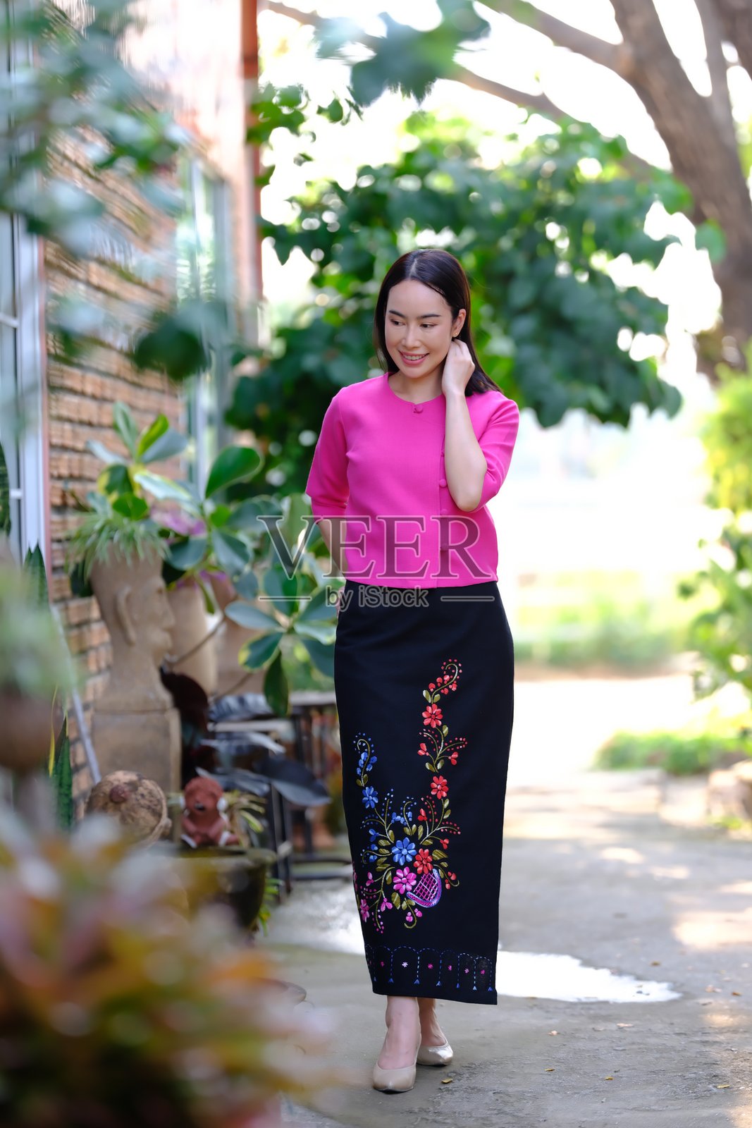 穿着传统泰国服饰的美丽亚洲女性旅行者。美丽的兰纳风格传统泰国裙子。照片摄影图片