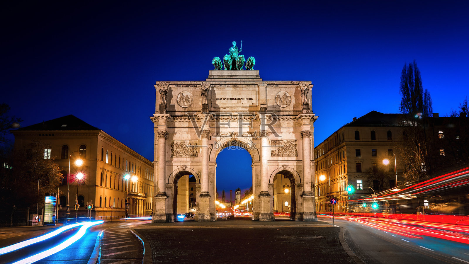 夜晚城市街道上的光轨照片摄影图片