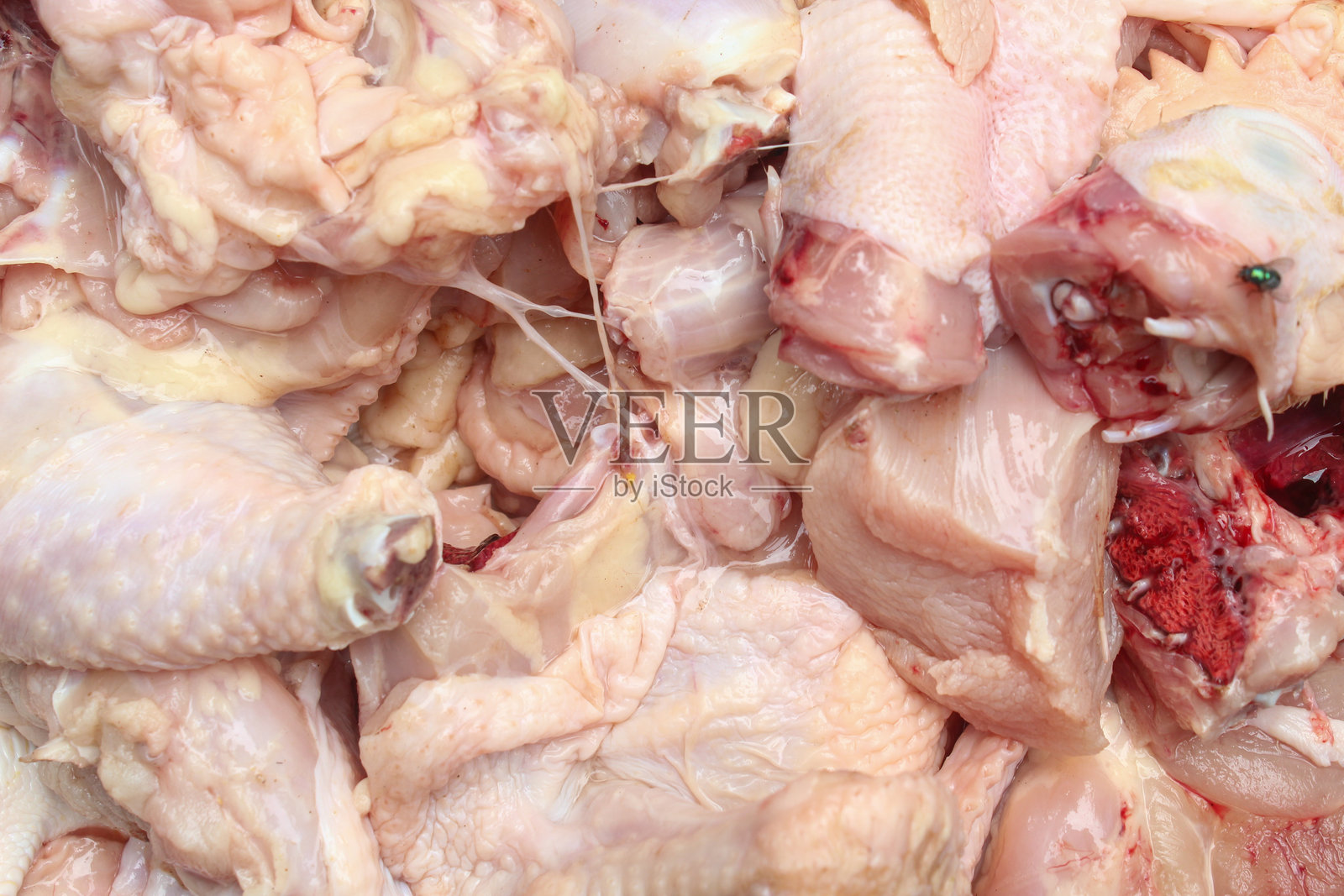 新鲜生鸡肉的特写，已切成块状照片摄影图片