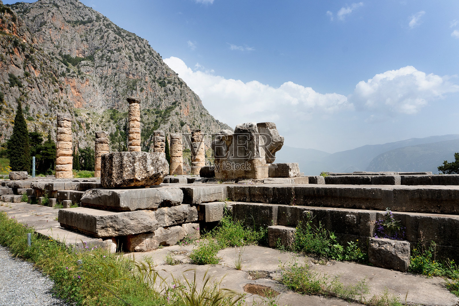 希腊德尔菲古代考古遗址的阿波罗神庙遗址，背景是群山。照片摄影图片