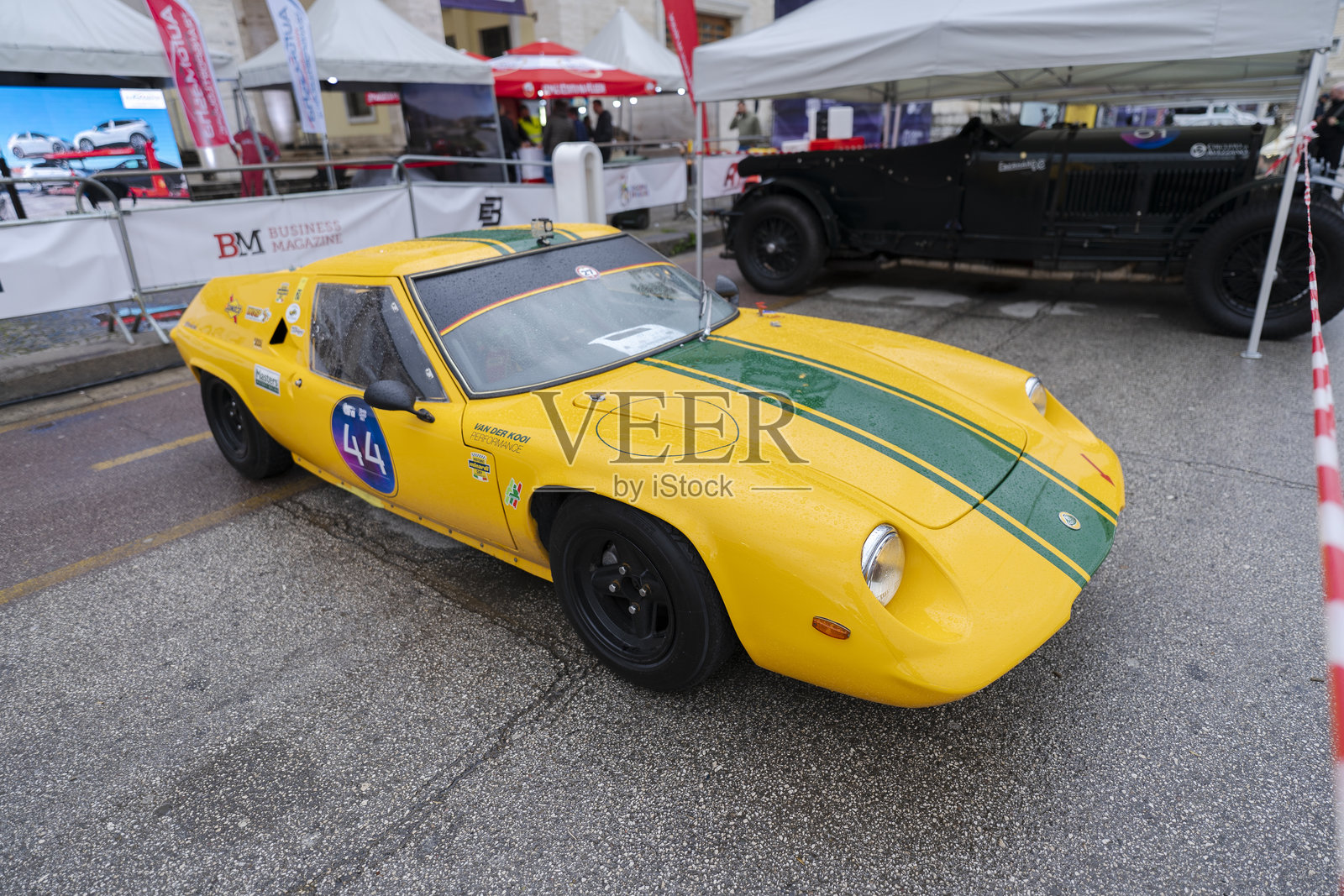 阿尔巴尼亚地拉那市中心汽车博览会照片摄影图片