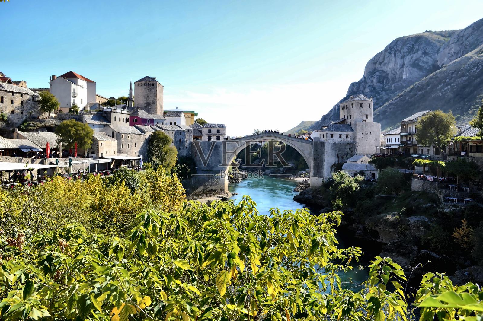 莫斯塔尔，波斯尼亚和黑塞哥维那 - 一座桥梁与历史的城市照片摄影图片