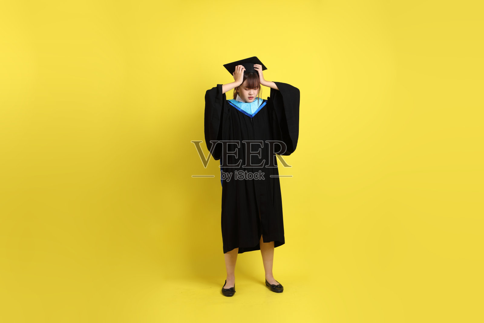 20多岁的女性穿着毕业袍照片摄影图片