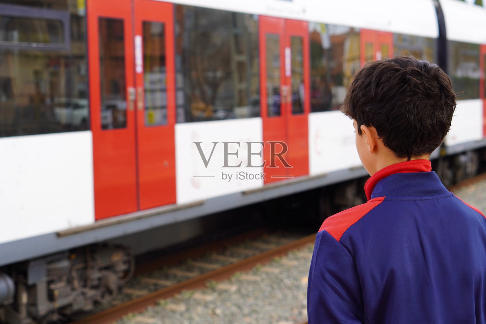 在地铁或电车站等候乘坐公共交通的青少年照片摄影图片