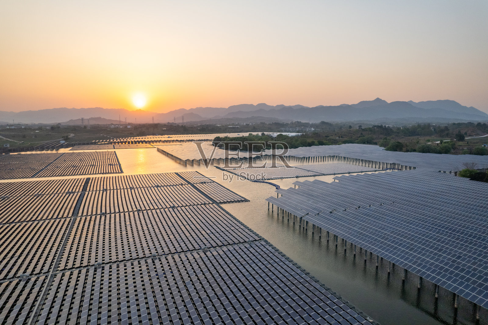 俯瞰光伏发电站日出照片摄影图片