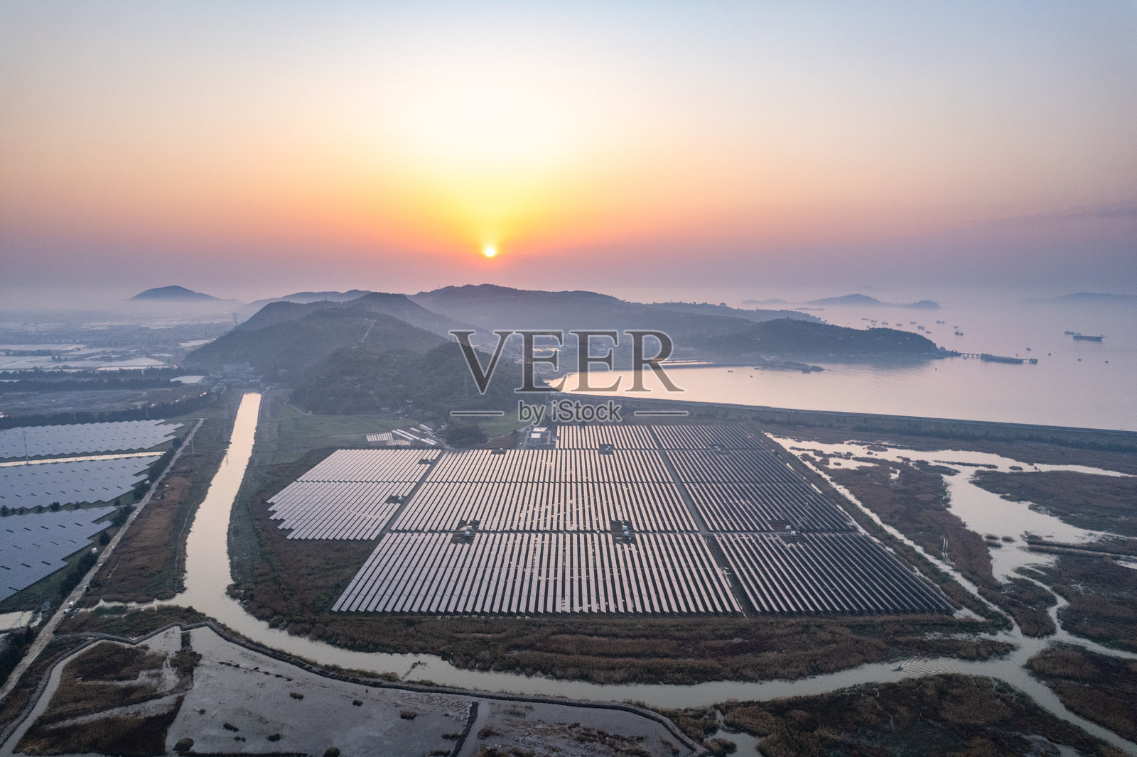 俯瞰光伏发电站日出照片摄影图片