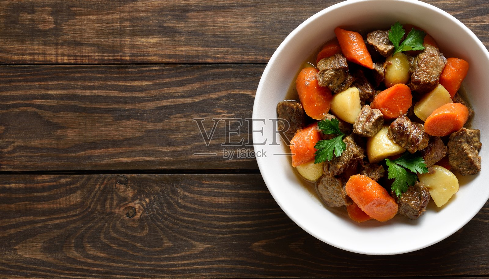 牛肉炖土豆、胡萝卜和香料照片摄影图片