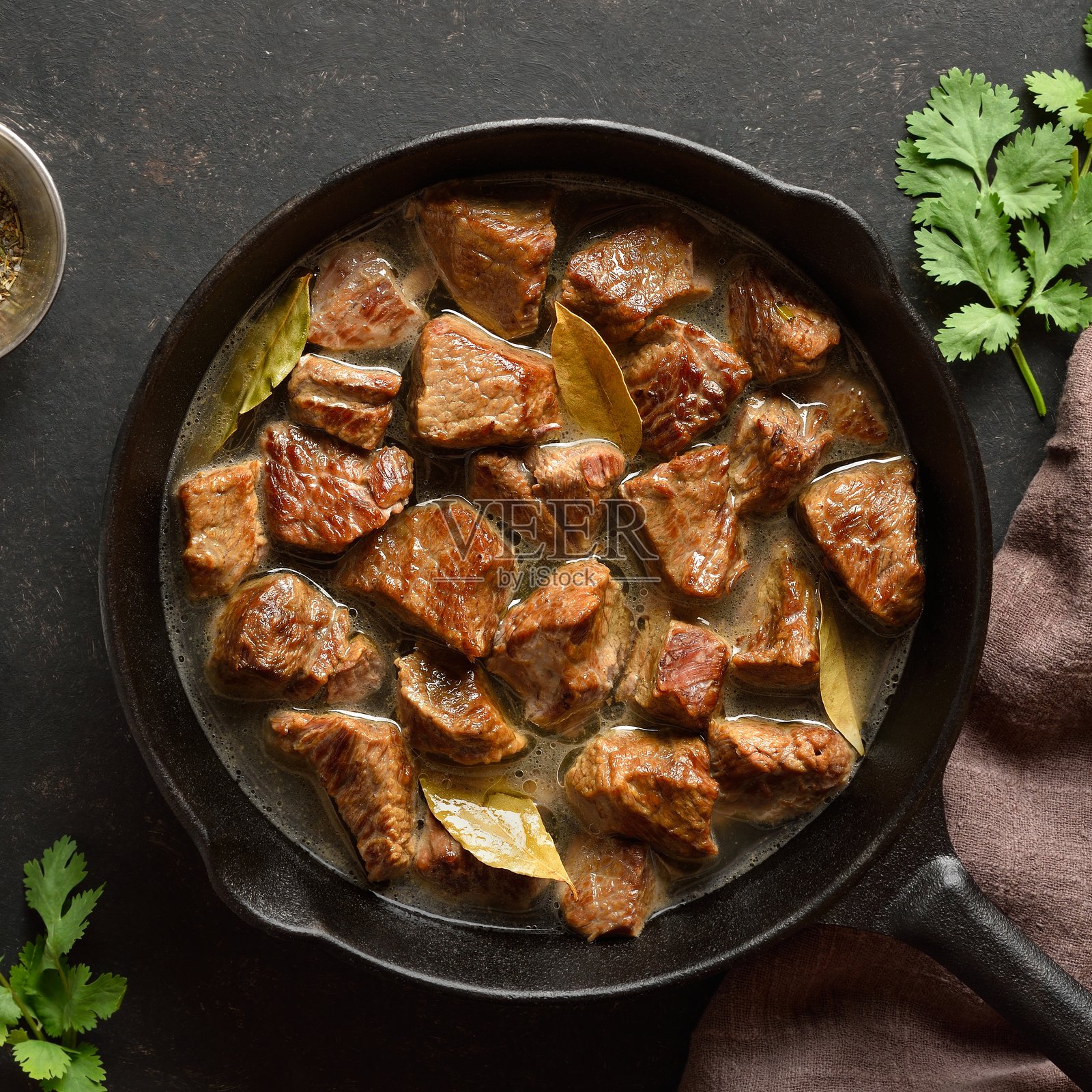 铸铁煎锅炖牛肉照片摄影图片