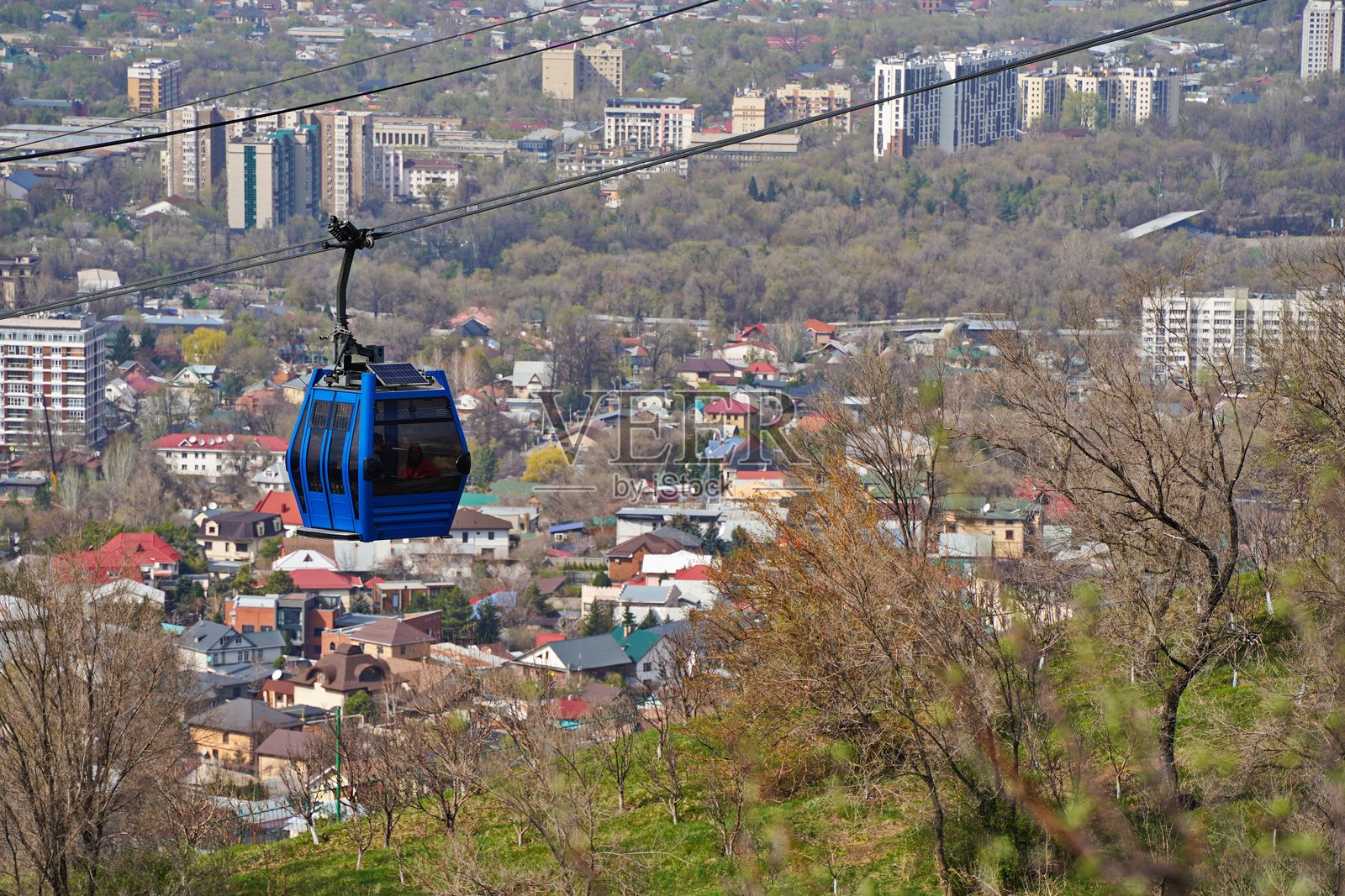 游客们在小屋里乘坐缆车俯瞰城市。照片摄影图片