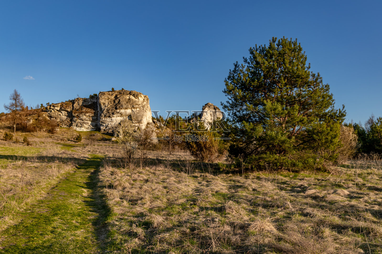 奥尔什丁城堡周围的托瓦尔内山脉照片摄影图片