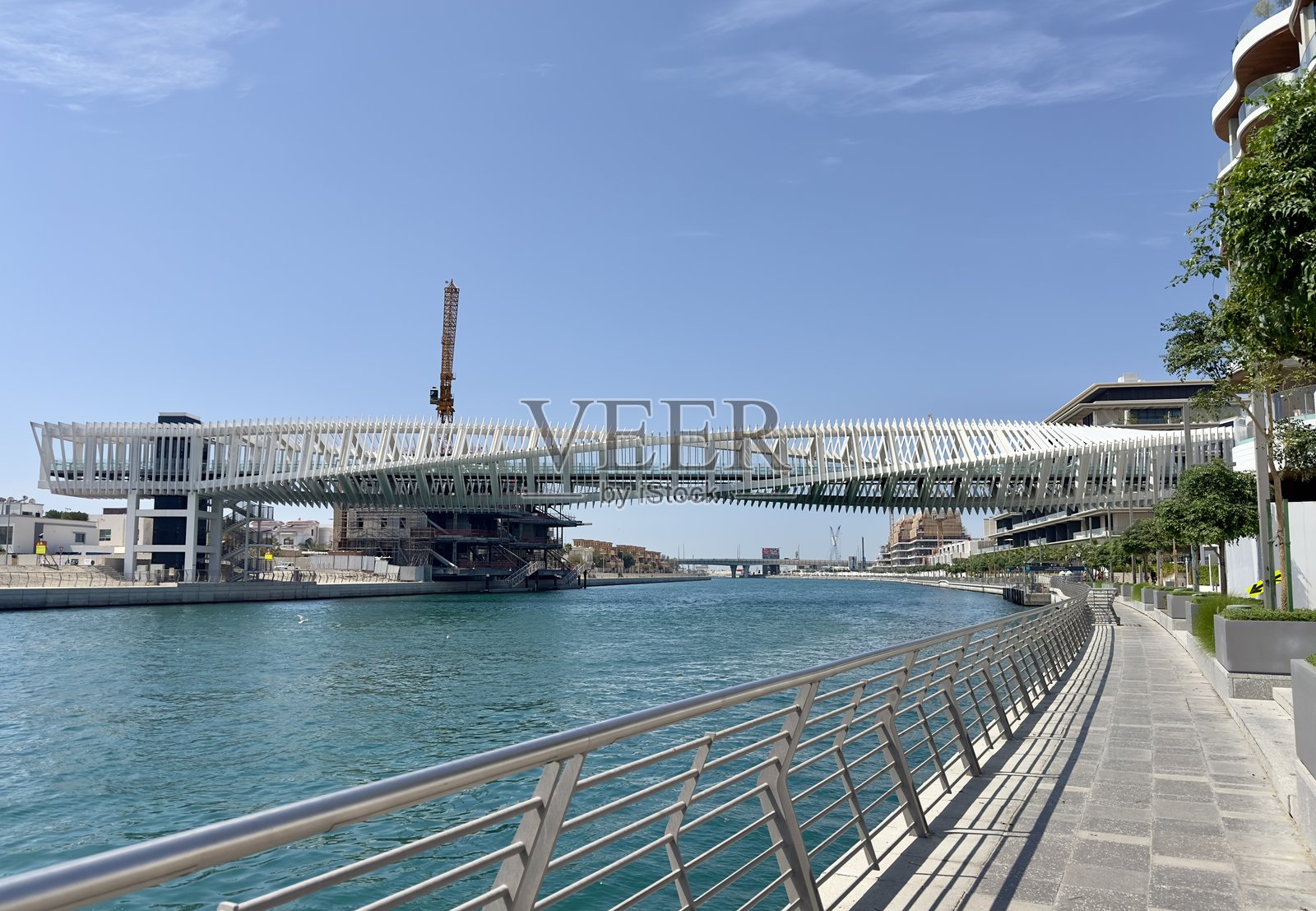 现代迪拜水道行人天桥,设计独特,阿联酋迪拜。照片摄影图片