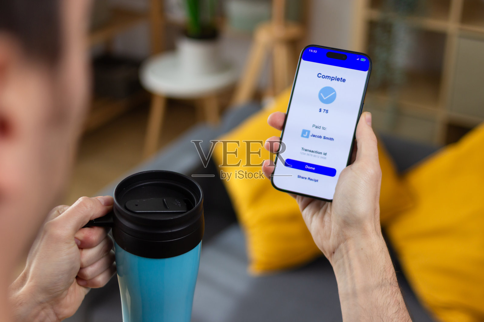 男人在家喝咖啡时用手机付款照片摄影图片