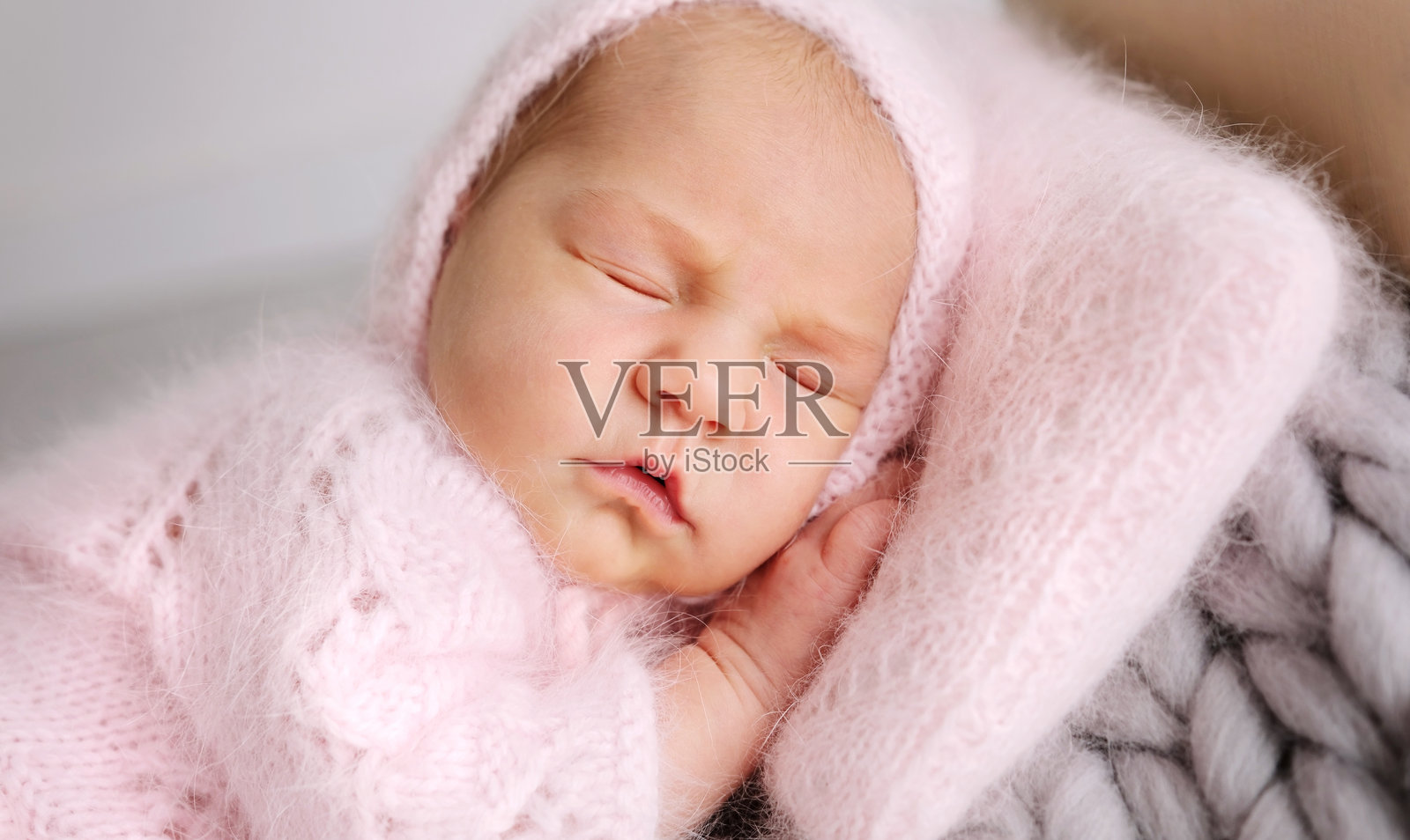 甜美的新生儿在小床上安静地睡觉照片摄影图片