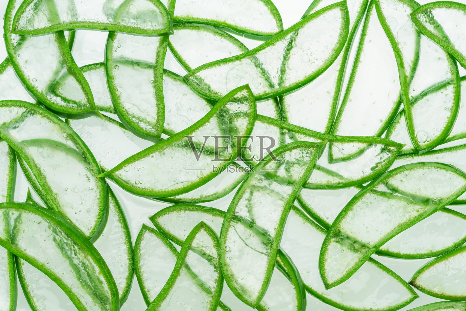 薄薄的芦荟片，在光线下透明。芦荟内胶的纹理和结构。照片摄影图片