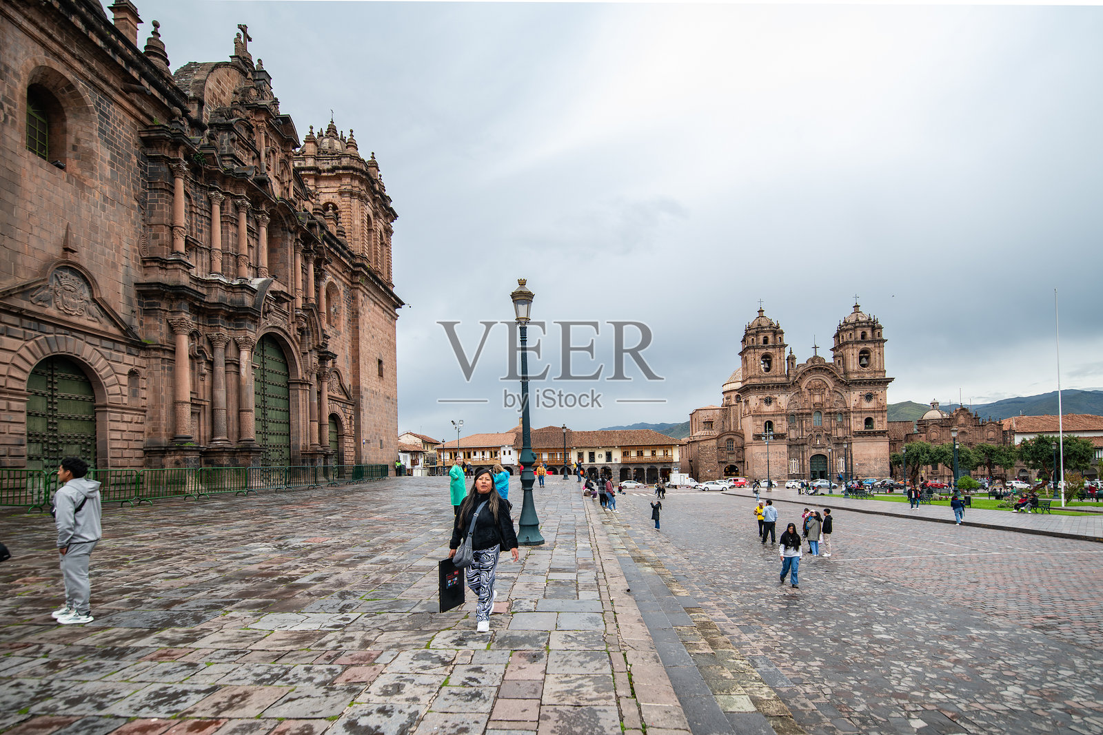 库斯科的梅约广场，洛雷托圣母小教堂和库斯科大教堂，雨天的库斯科，秘鲁照片摄影图片