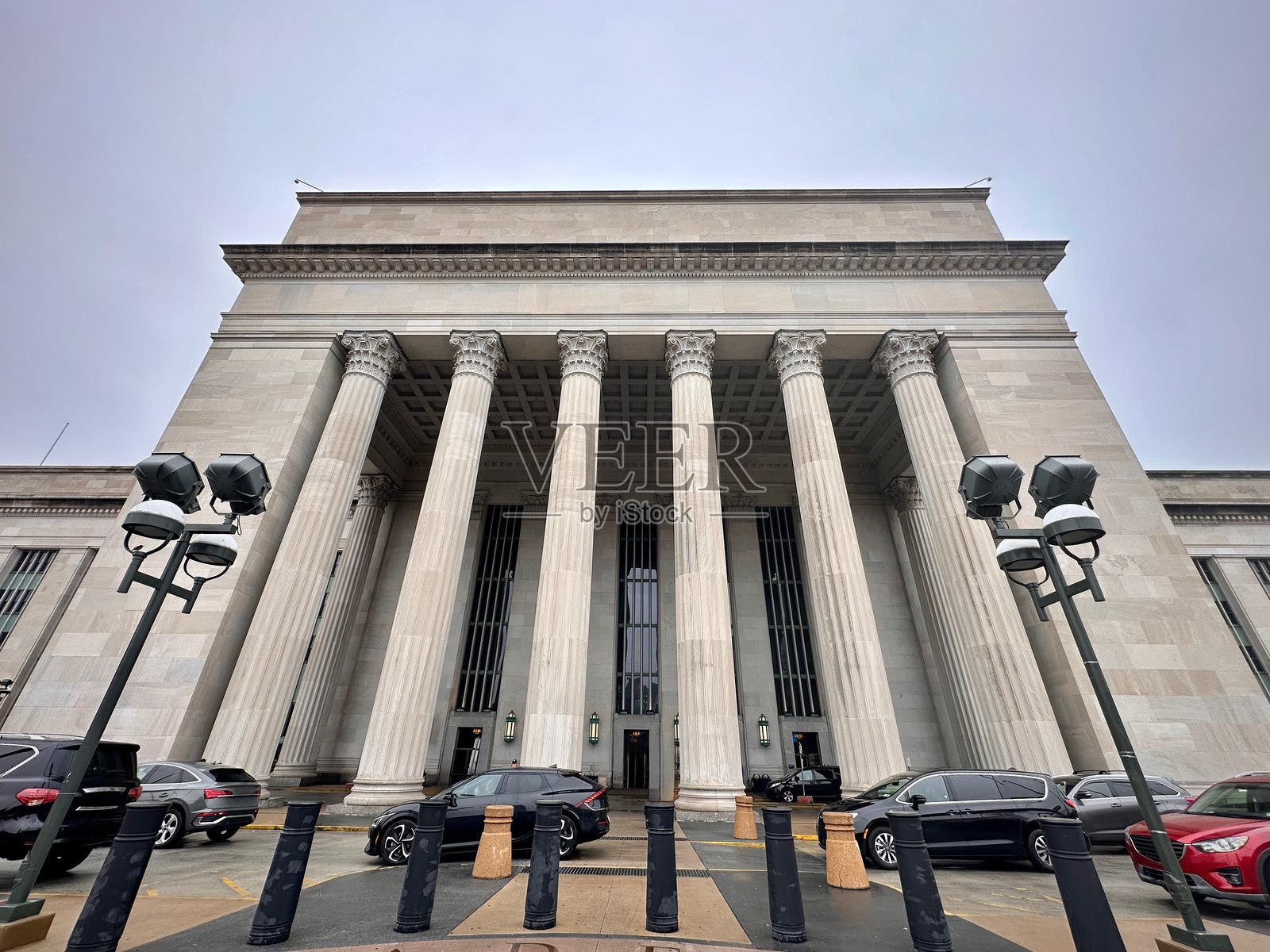 费城30街车站入口，带有柱子和汽车照片摄影图片