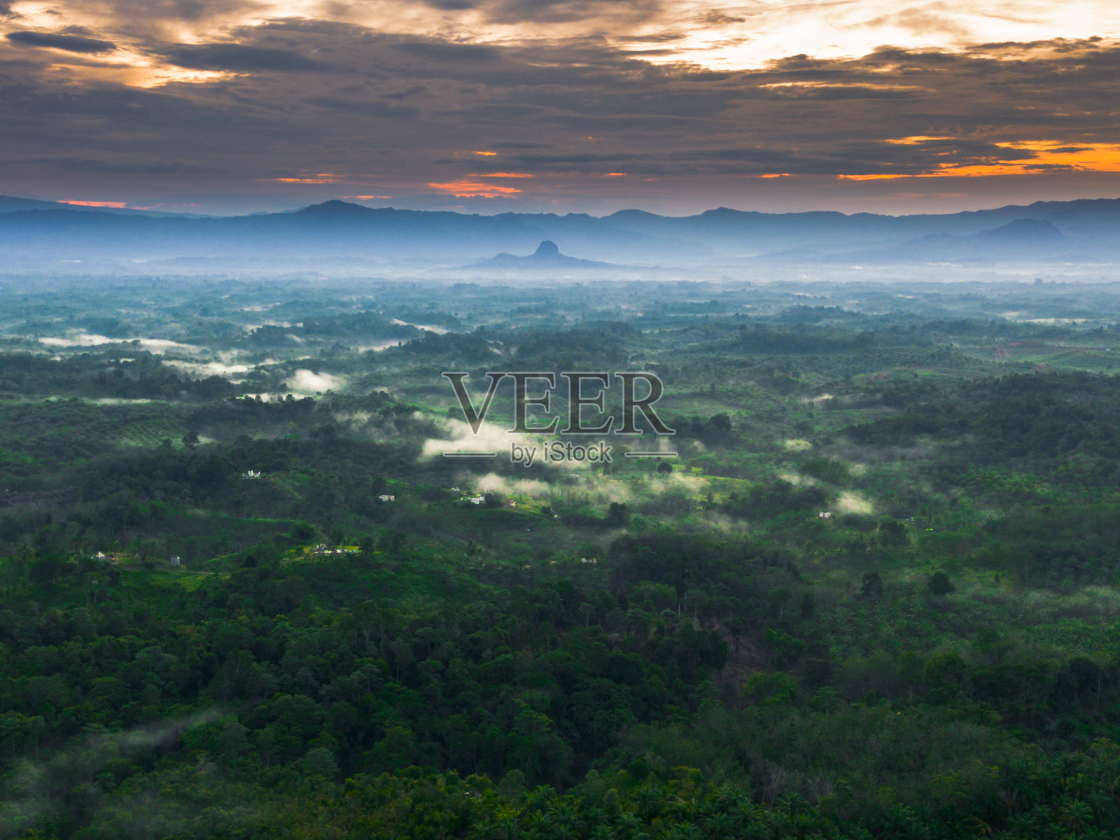 美丽的早晨景色，印度尼西亚全景，稻田与美丽的色彩和自然光的天空照片摄影图片