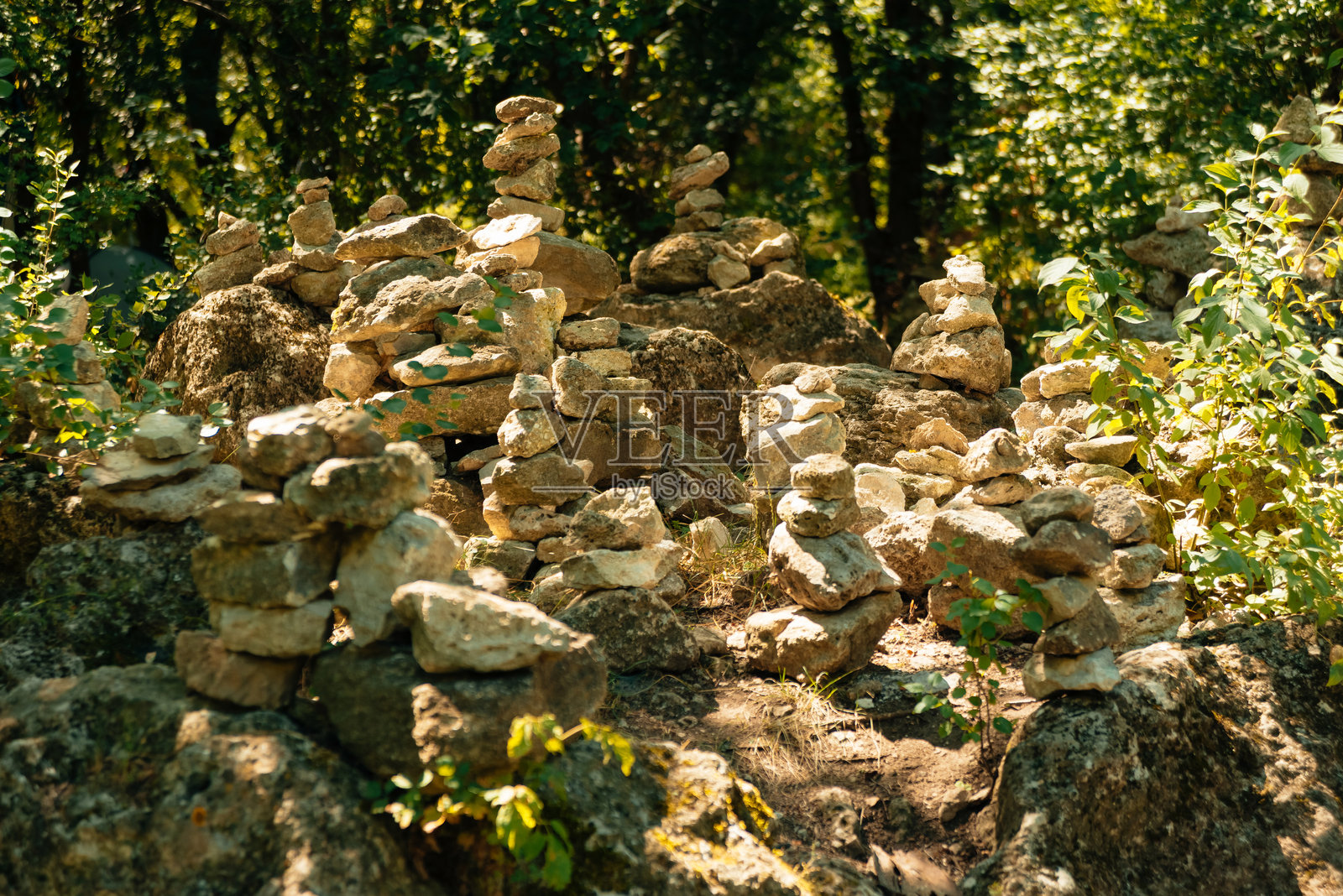 令人惊叹和美丽的艺术石堆在大自然的壮丽中巧妙地创造而成照片摄影图片