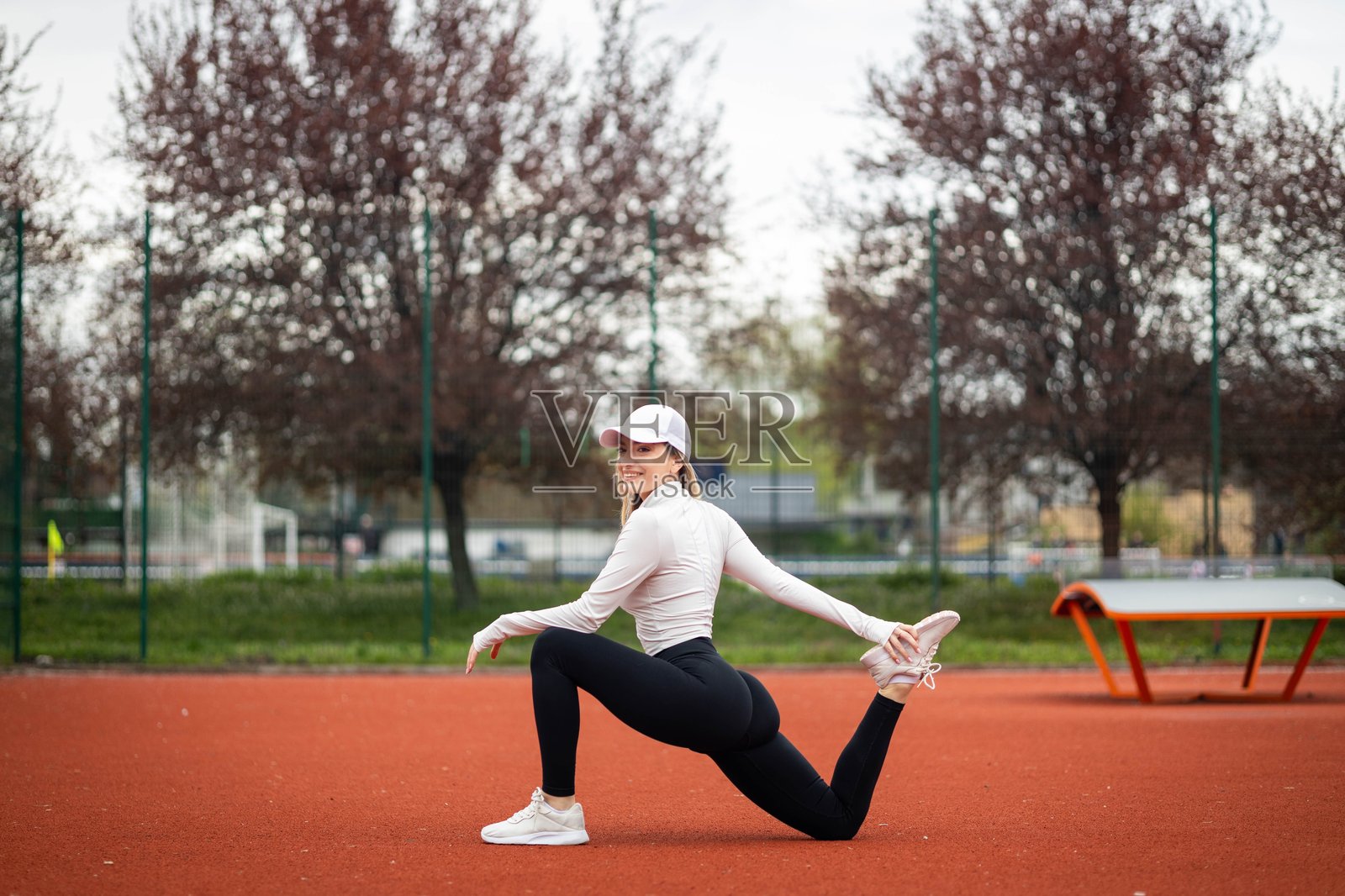 优雅的反向弓步拉伸照片摄影图片