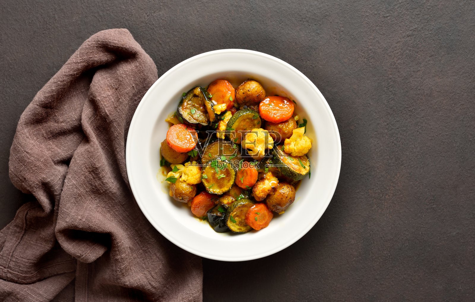 盘子上的炖蔬菜，俯视图照片摄影图片