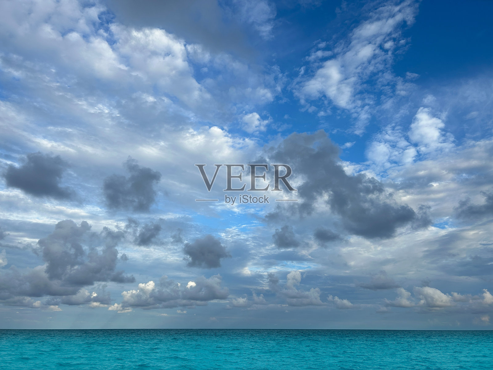 加勒比海的地平线，乌云密布的暴风雨天空中布满戏剧性的云彩照片摄影图片