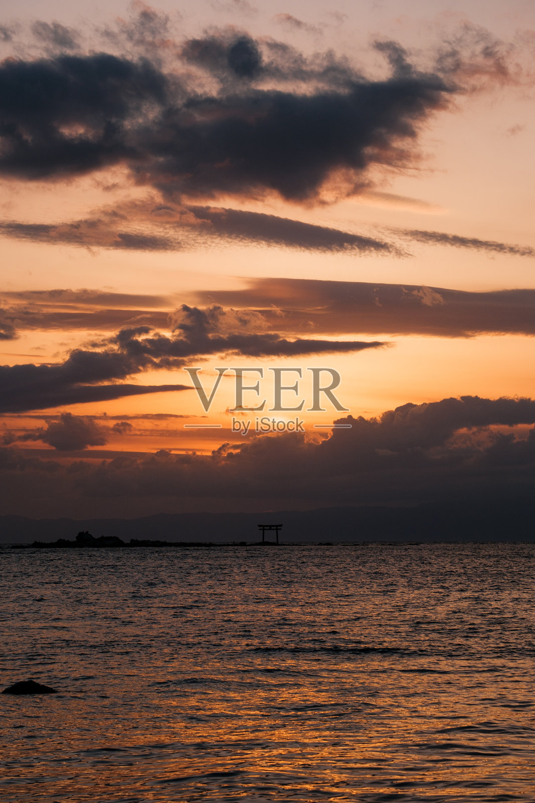 傍晚的橙色天空照片摄影图片